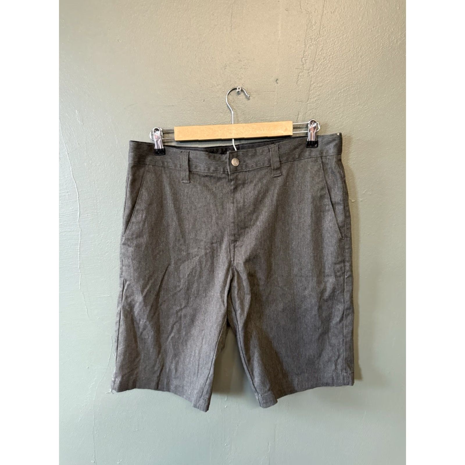 Volcom VINTAGE Volcom Gray Chino Shorts 32 Mens NWOT Size US 32 / EU 48 - 2 Thumbnail