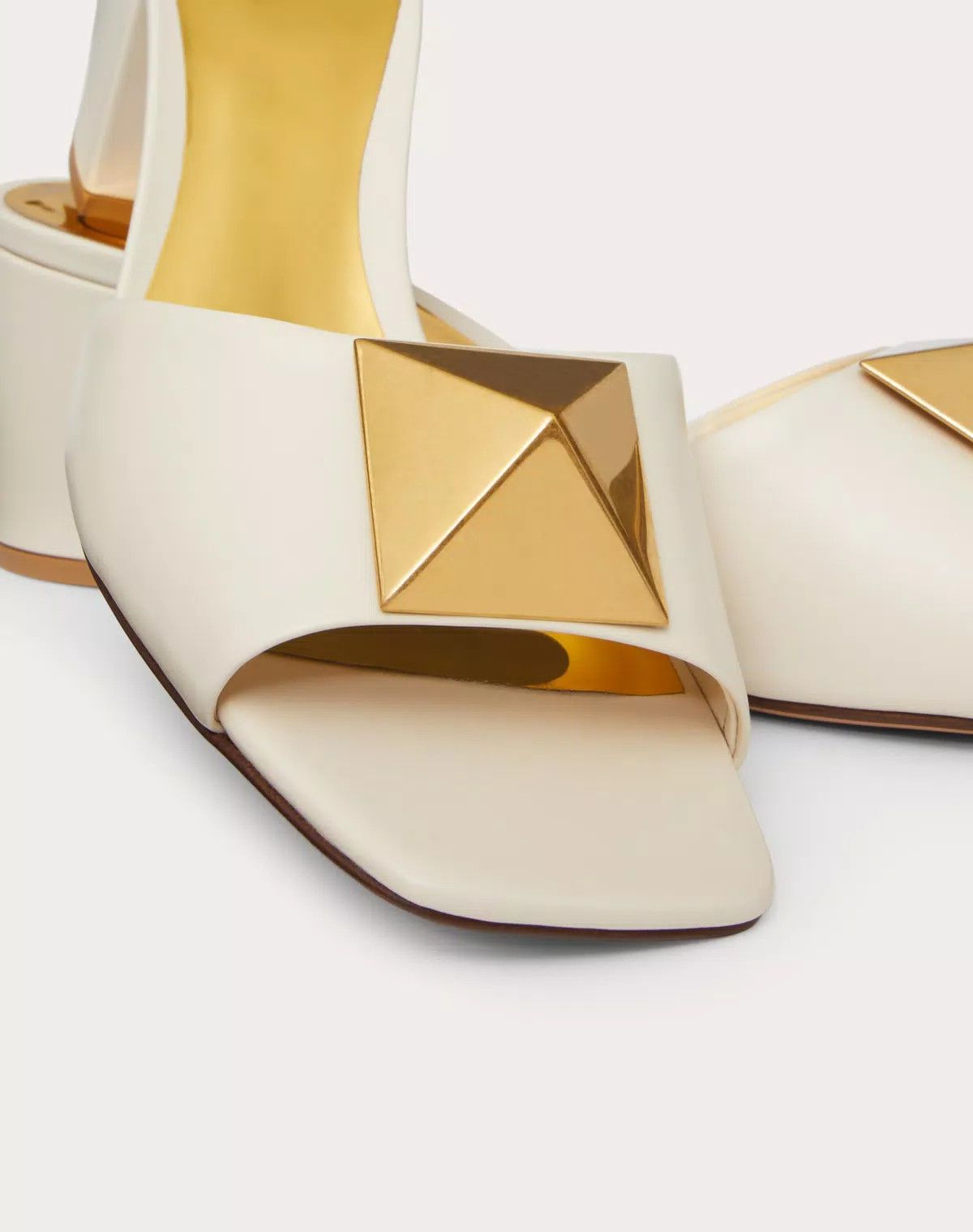 Valentino o1s1wg110625 One Stud Calfskin Slide 60mm in White Size US 5 / IT 35 - 5 Thumbnail