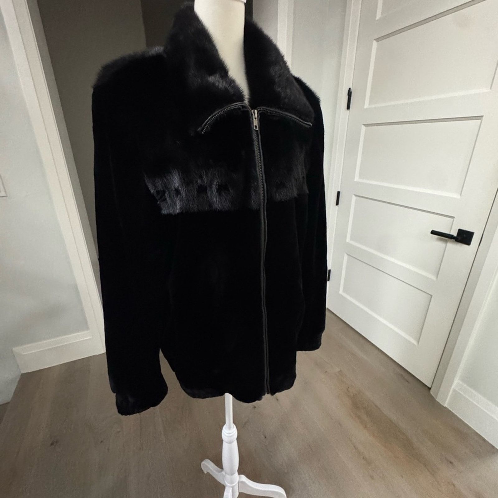 Other Brand new Men’s Mink Fur Coat Jacket Winter Warm size L Size US L / EU 52-54 / 3 - 3 Thumbnail