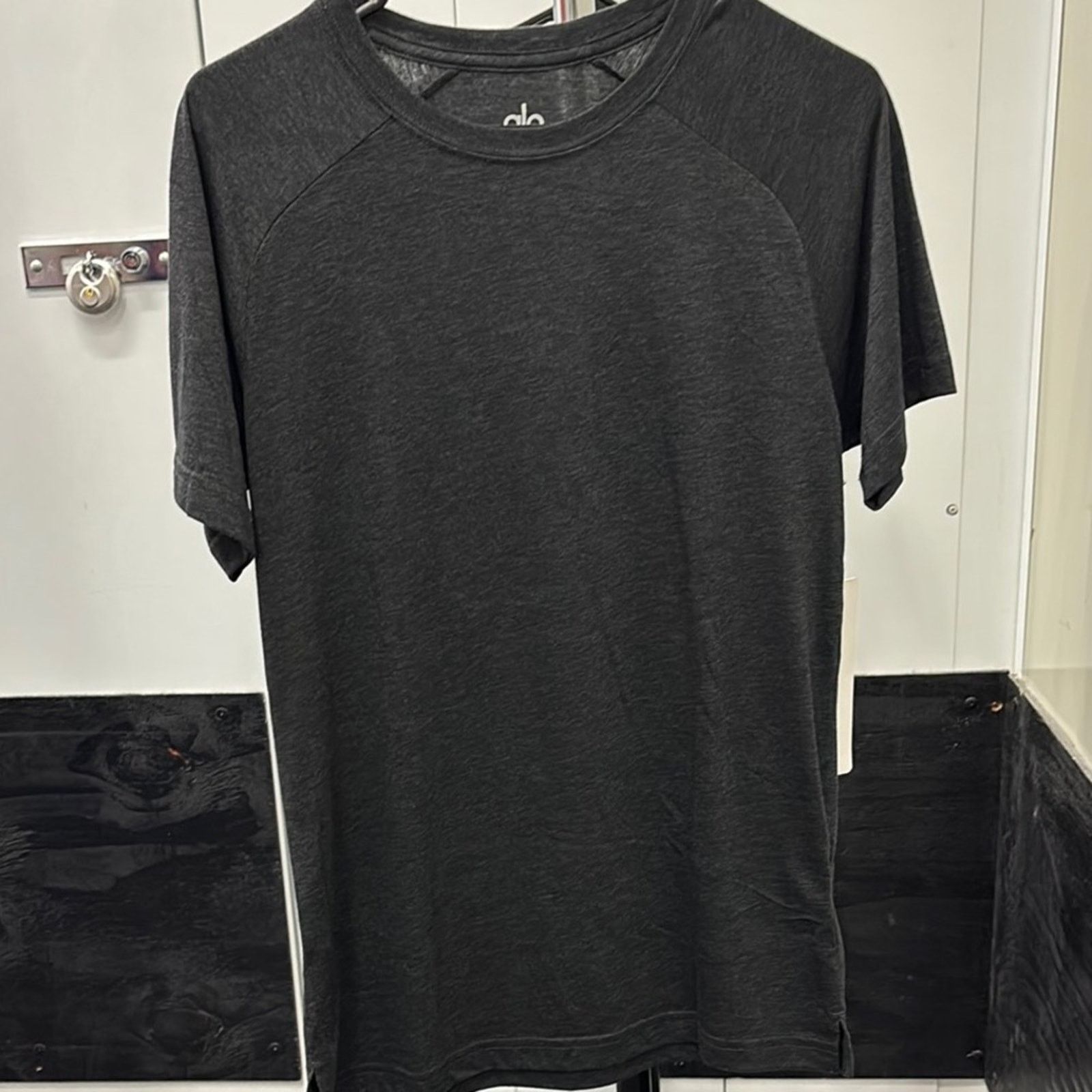 Alo Yoga NWT ALO Yoga Gray Short Sleeve Tee Size S Size US S / EU 44-46 / 1 - 1 Thumbnail