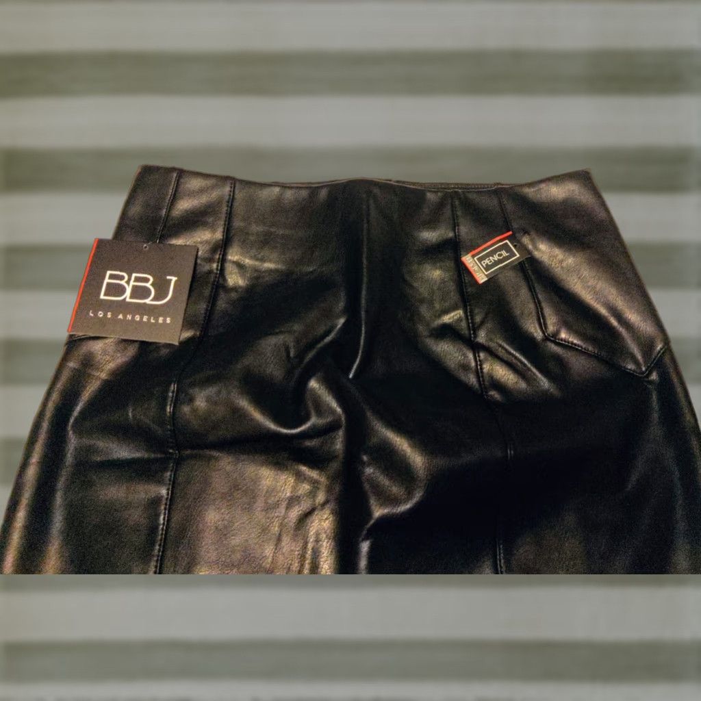 Vintage BBJ Los Angeles Skirt Women’s Size M Pull On Faux Leather Knee Length Black Stretch Lined 4 Seasons Casual Party/Cocktail Men/Women? Size 32" / US 10 / IT 46 - 1 Thumbnail