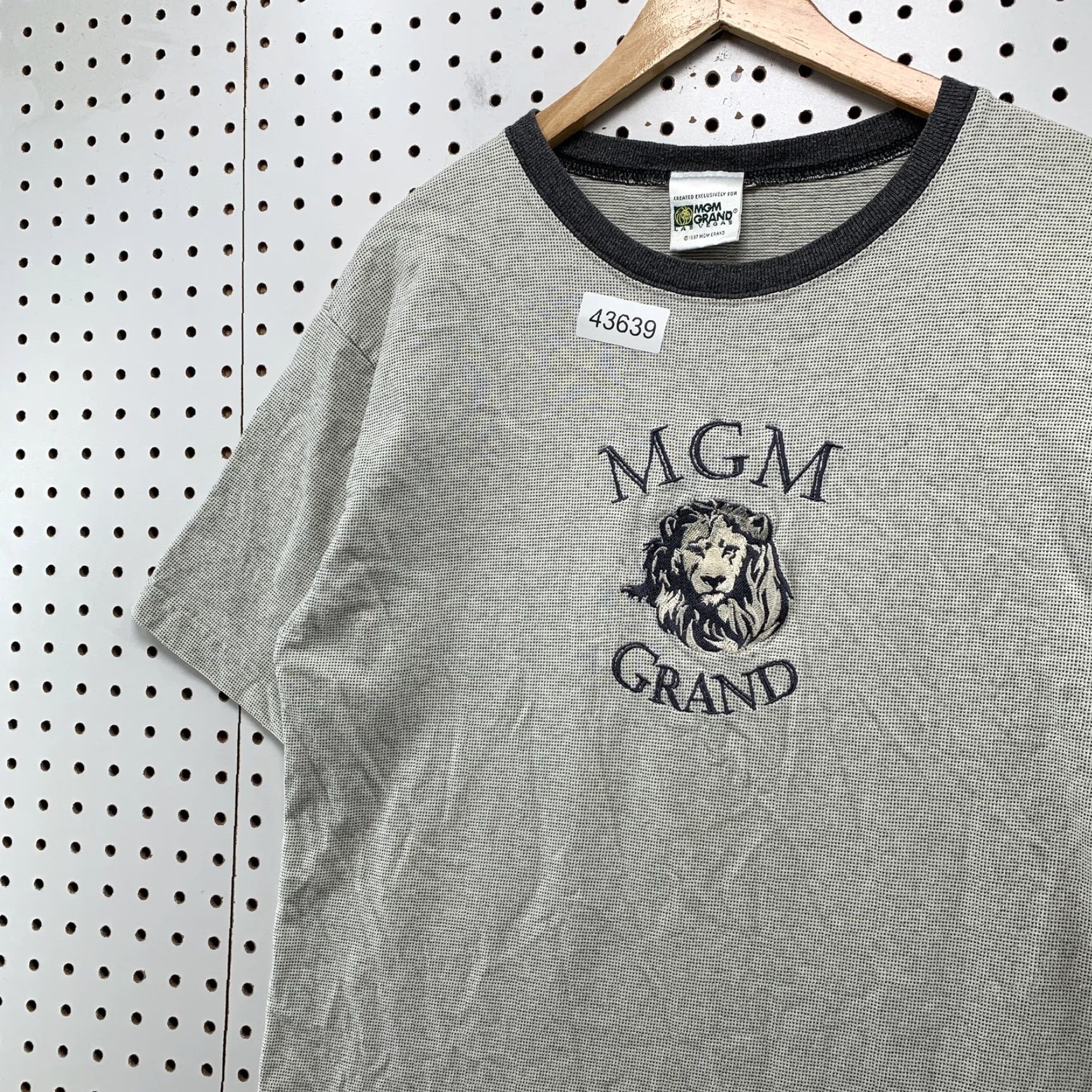 Vintage VINTAGE MGM Grand Gray Shirt 90s Large Single Stitch Las Vegas Mens T-Shirt Size US L / EU 52-54 / 3 - 2 Thumbnail