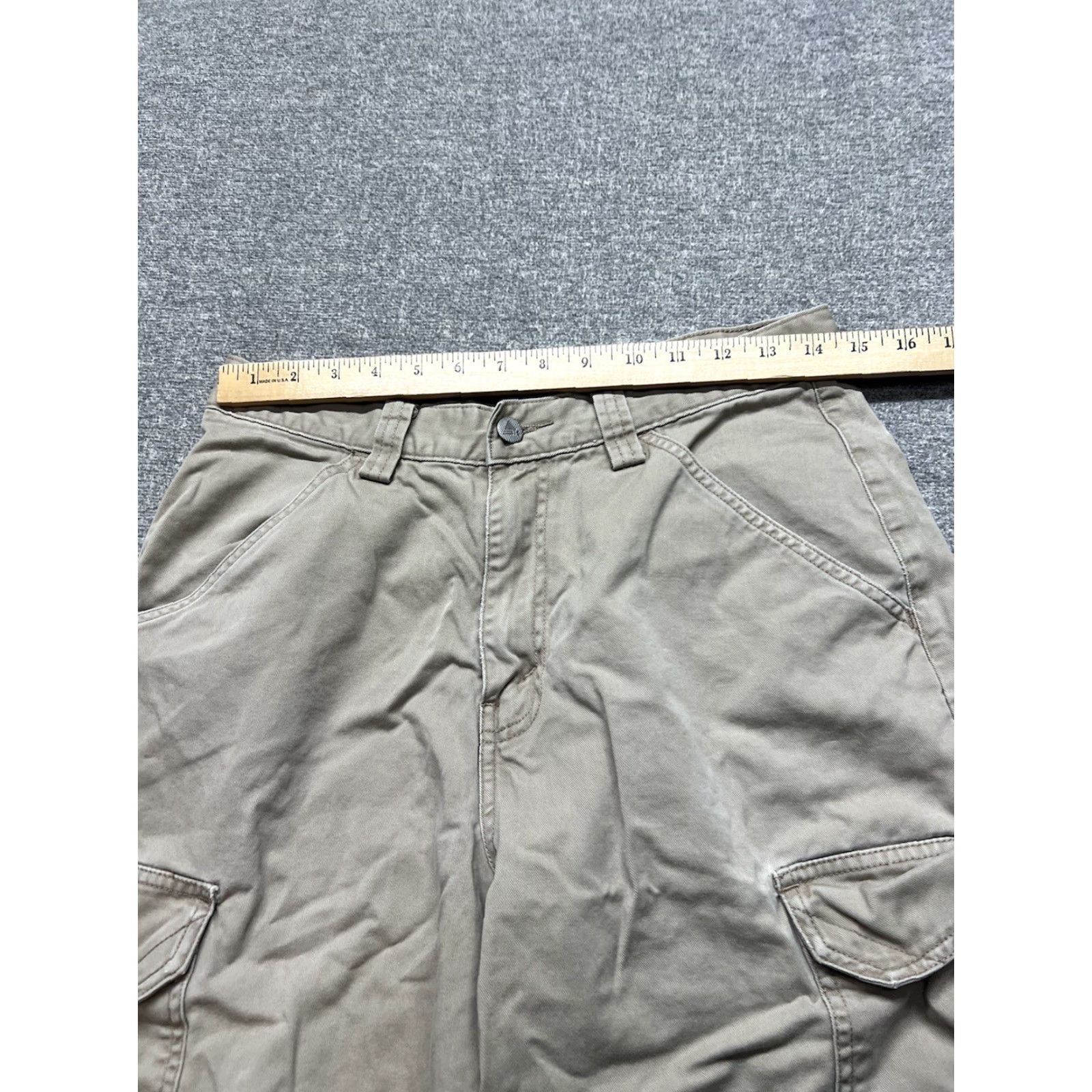 Levi's VINTAGE Levi's SilverTab Cargo Shorts Size 30 Men’s Beige Tan 10” Denim 5-Pocket Design Distressed Relaxed Size US 30 / EU 46 - 4 Thumbnail