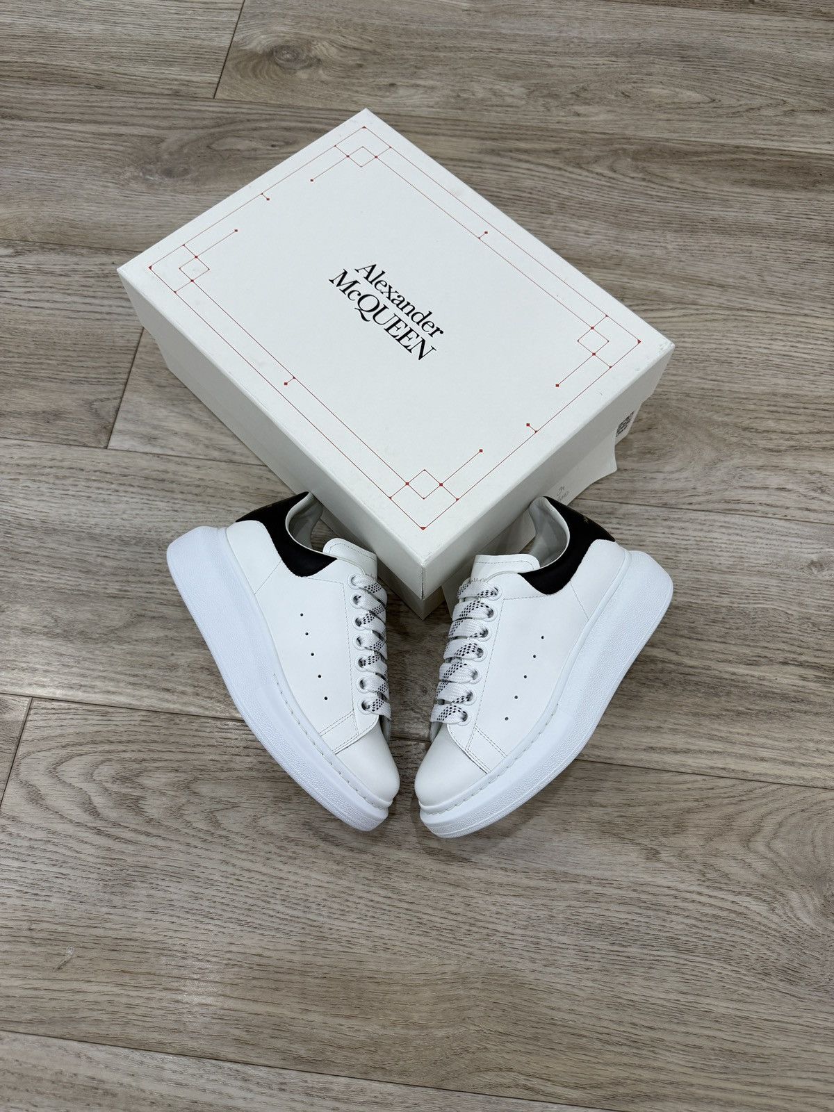 Alexander McQueen Alexander McQueen Oversized Sneaker White Black Size US 4 / IT 34 - 2 Thumbnail