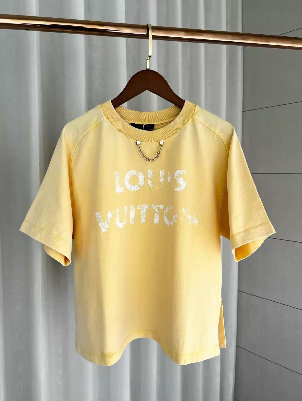 Louis Vuitton LV Yellow Logo Print Distressed Crewneck Cotton SS T-Shirt M Size M / US 6-8 / IT 42-44 - 1 Thumbnail