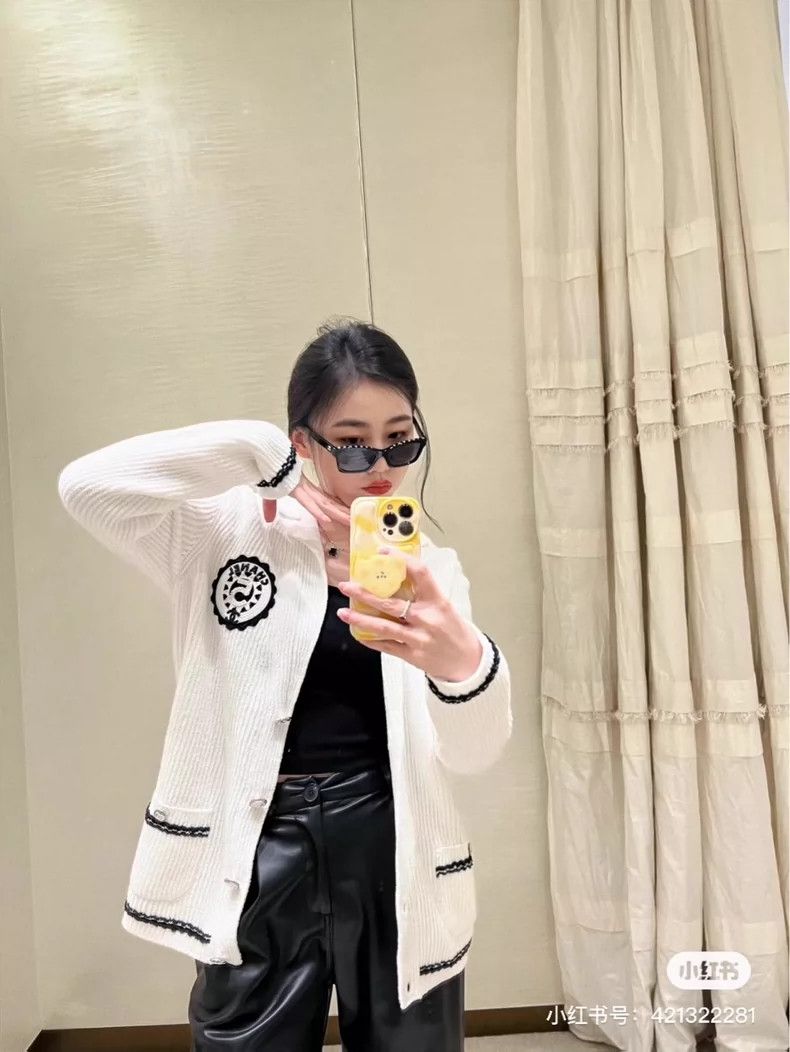 Chanel Chanel 23C white badge embroidered No. 5 sequin cardigan c Size XS / US 0-2 / IT 36-38 - 8 Thumbnail