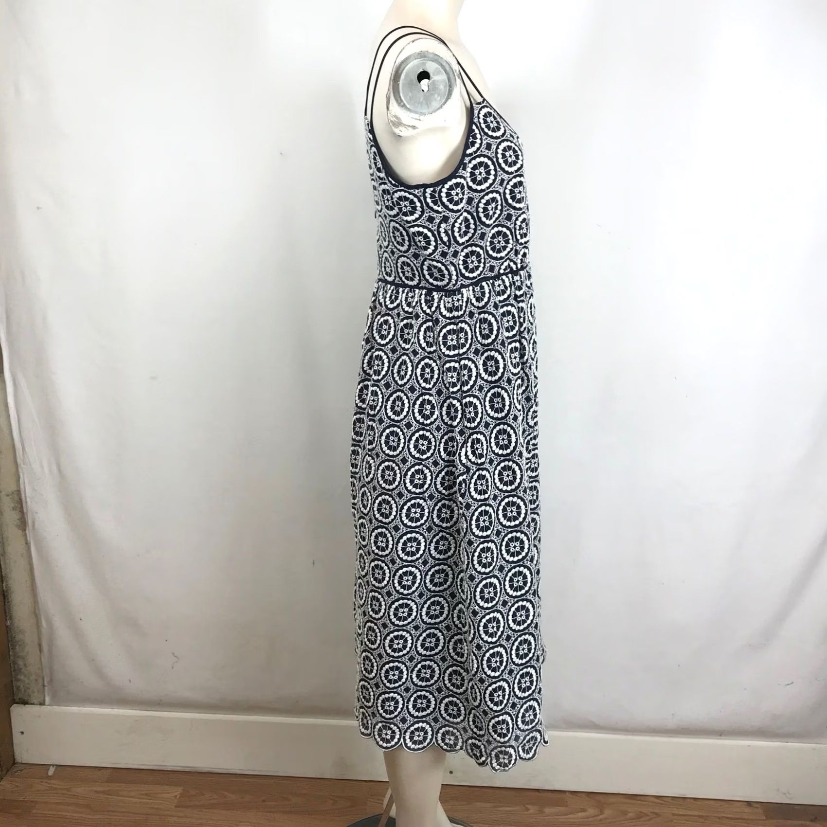 J.Crew VINTAGE J.Crew Navy Blue White Eyelet Embroidered Midi Dress Scalloped Hem Size 8 Size M / US 6-8 / IT 42-44 - 4 Thumbnail