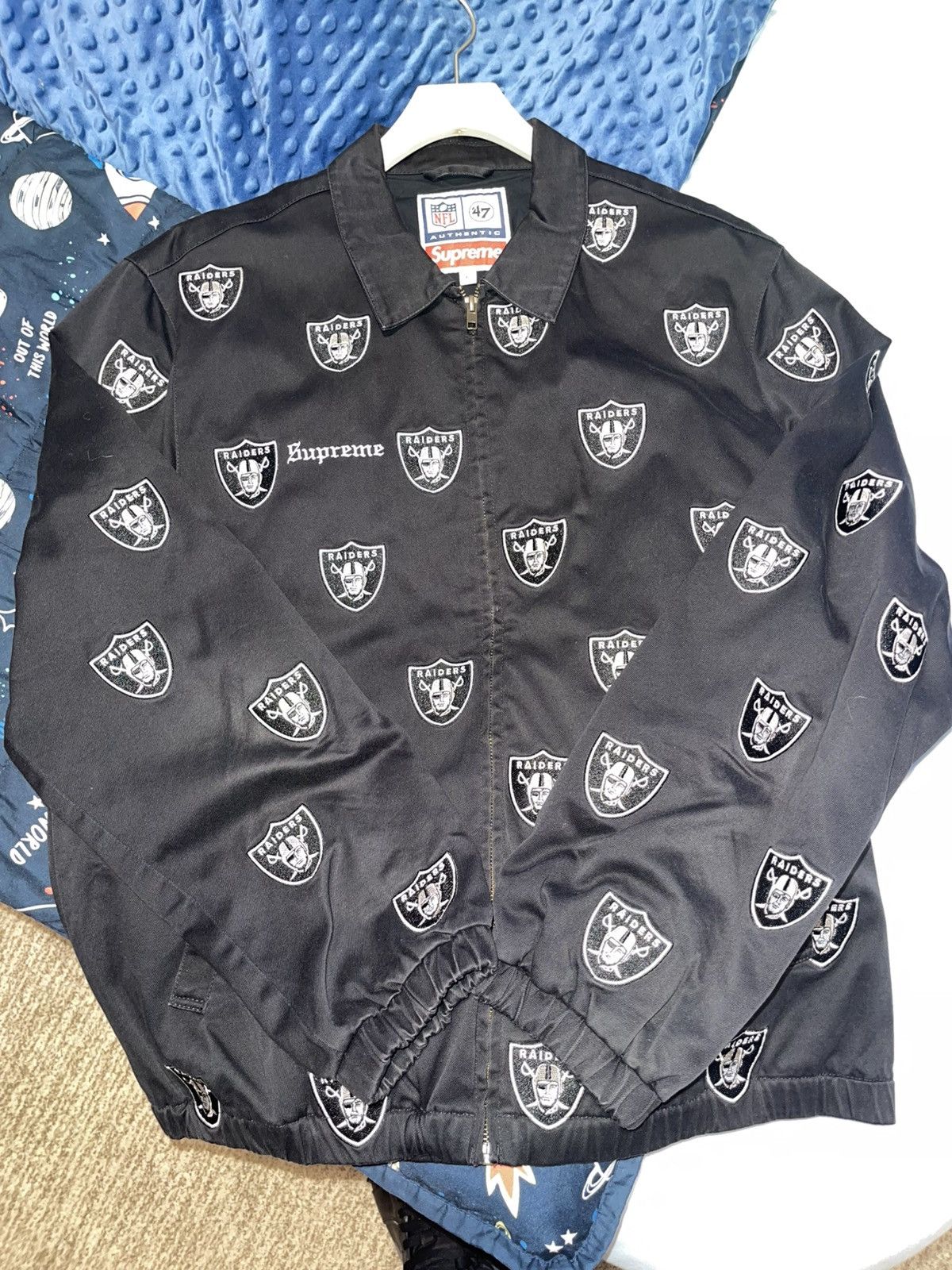 47 Brand × NFL × Supreme SUPREME X RAIDERS X 47BRAND ALL OVER PRINT WORK JACKET LARGE Size US L / EU 52-54 / 3 - 7 Thumbnail