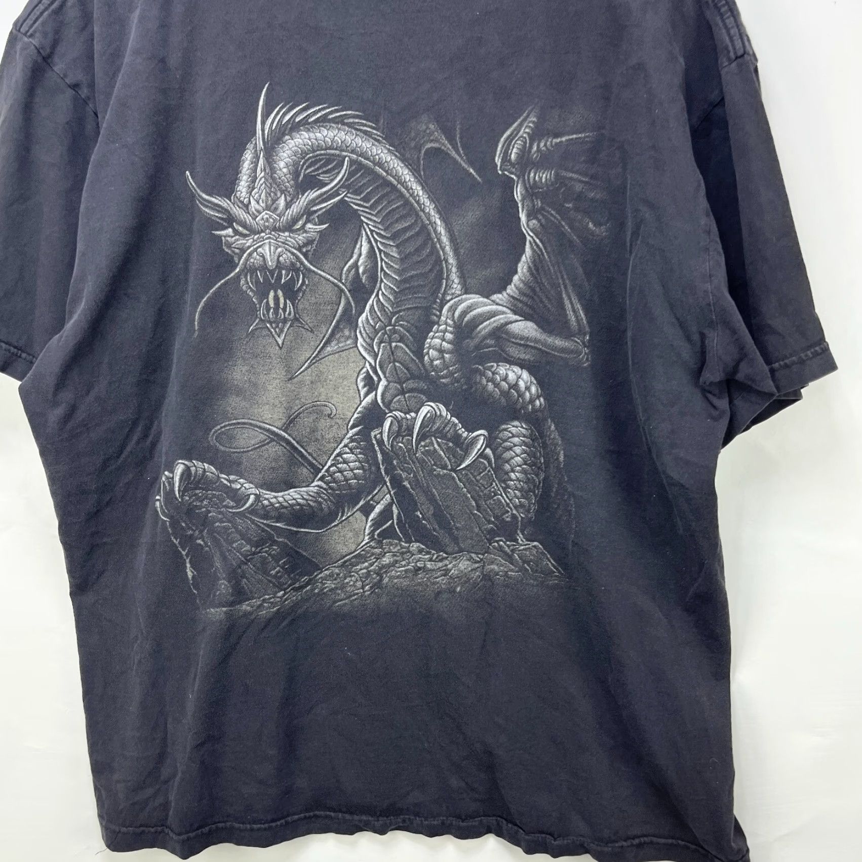 Vintage VINTAGE Dragon Sun Faded Art T-Shirt 2XL Black Men Short Sleeve T-Shirt Dragon Sun Faded Art Vintage 2XL Mens Shirts Size US XXL / EU 58 / 5 - 6 Thumbnail