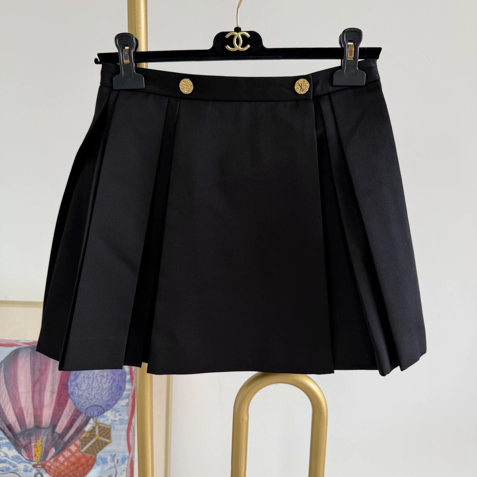 Louis Vuitton Louis Vuitton women's black pleated skirt 36 6898 Size 26" / US 2 / IT 38 - 1 Thumbnail