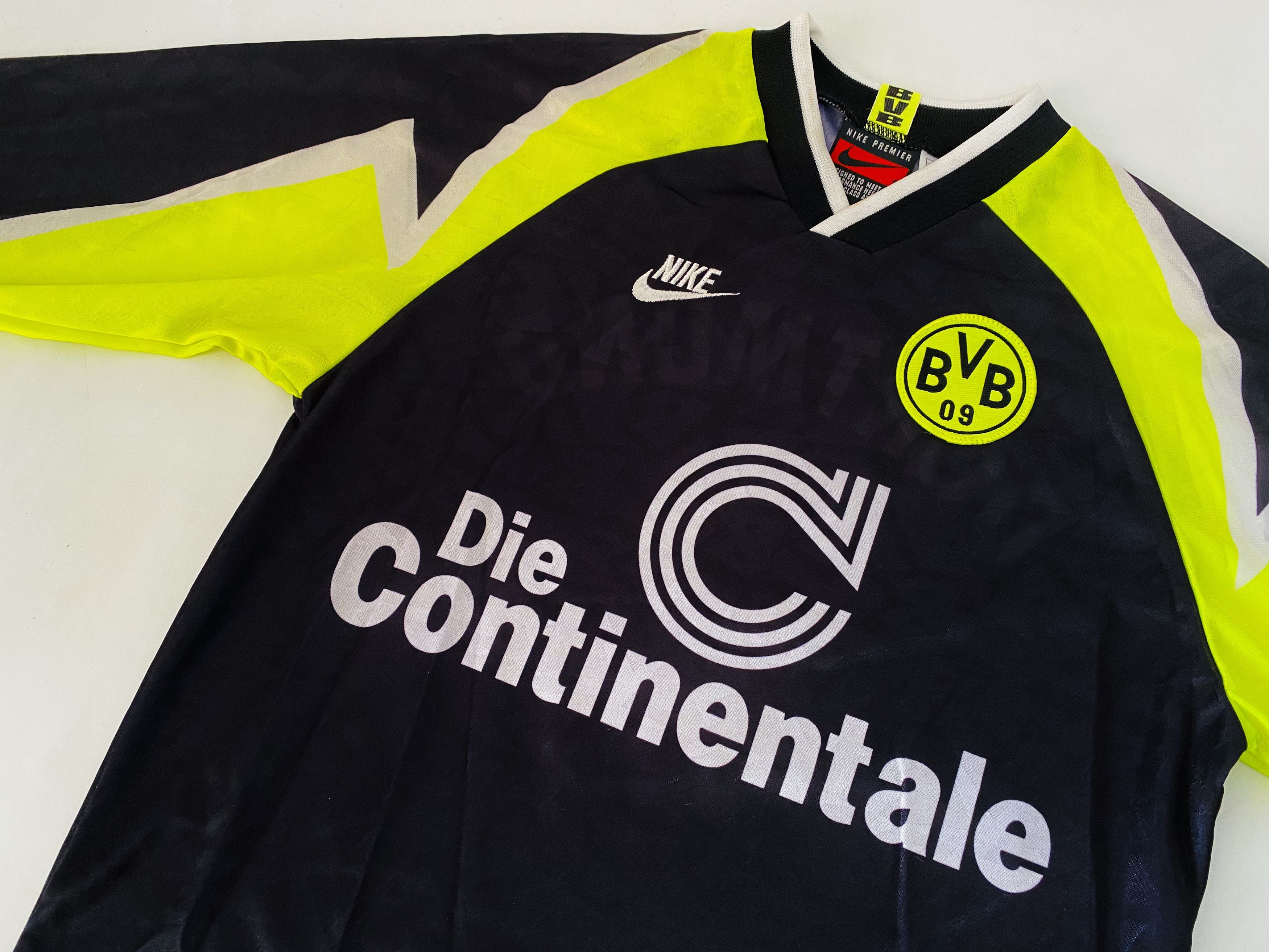 Nike Borussia Dortmund *Mint Condition* Away Jersey 1995 / 1996 Size US S / EU 44-46 / 1 - 5 Thumbnail