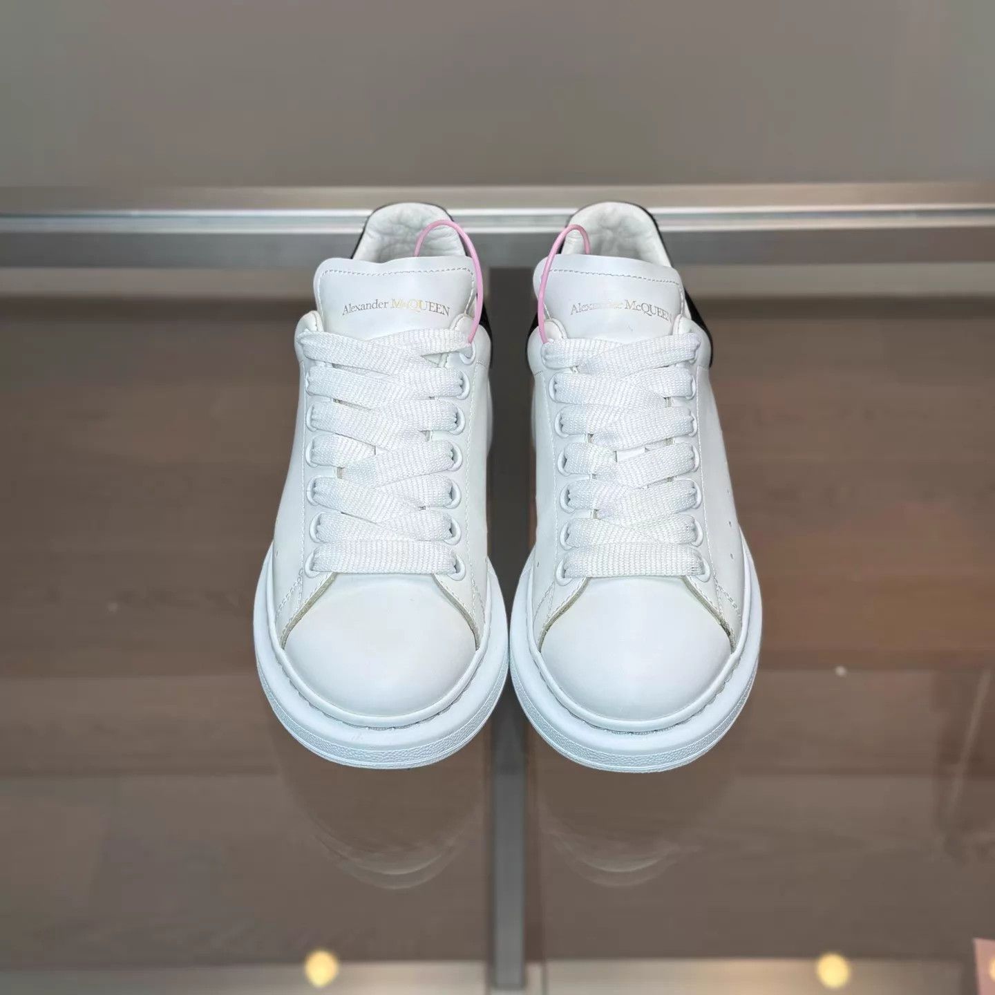Alexander McQueen Alexander McQueen White Sneaker Black Tail 35.5 99 Size US 5 / IT 35 - 5 Thumbnail