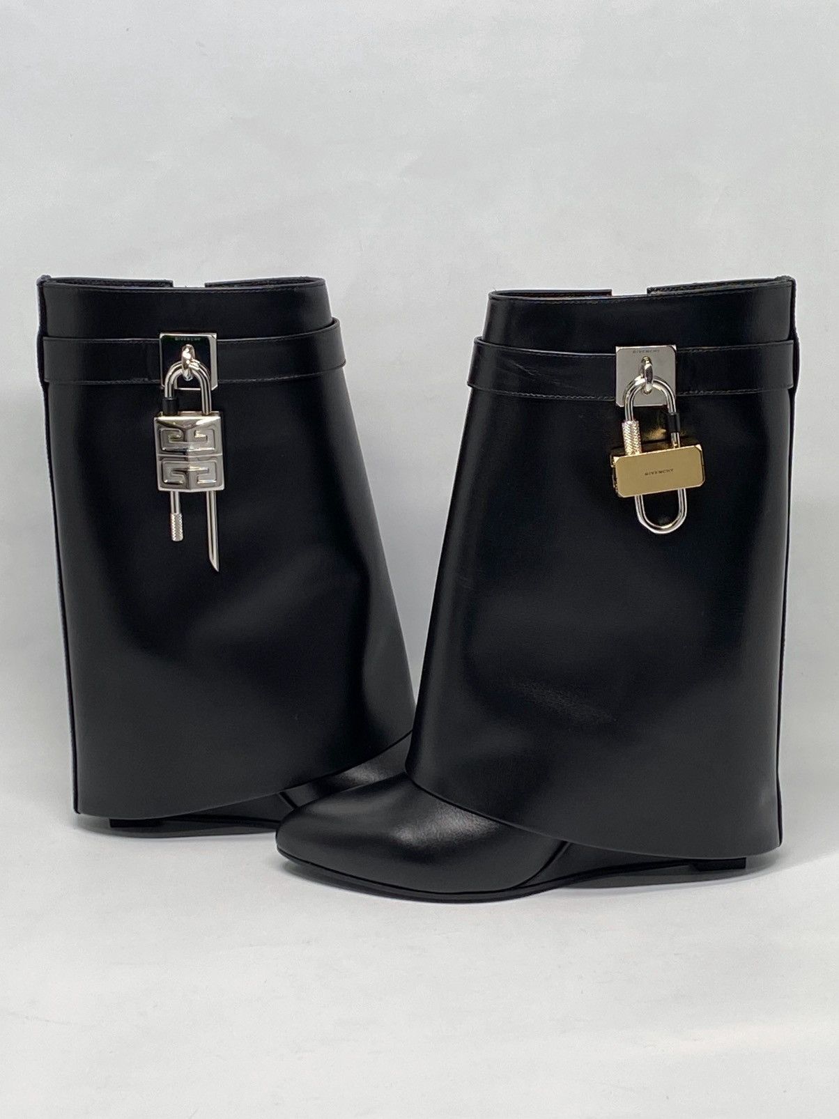 Givenchy Givenchy Shark Lock Ankle Boot size 37.5 Size US 7.5 / IT 37.5 - 10 Thumbnail