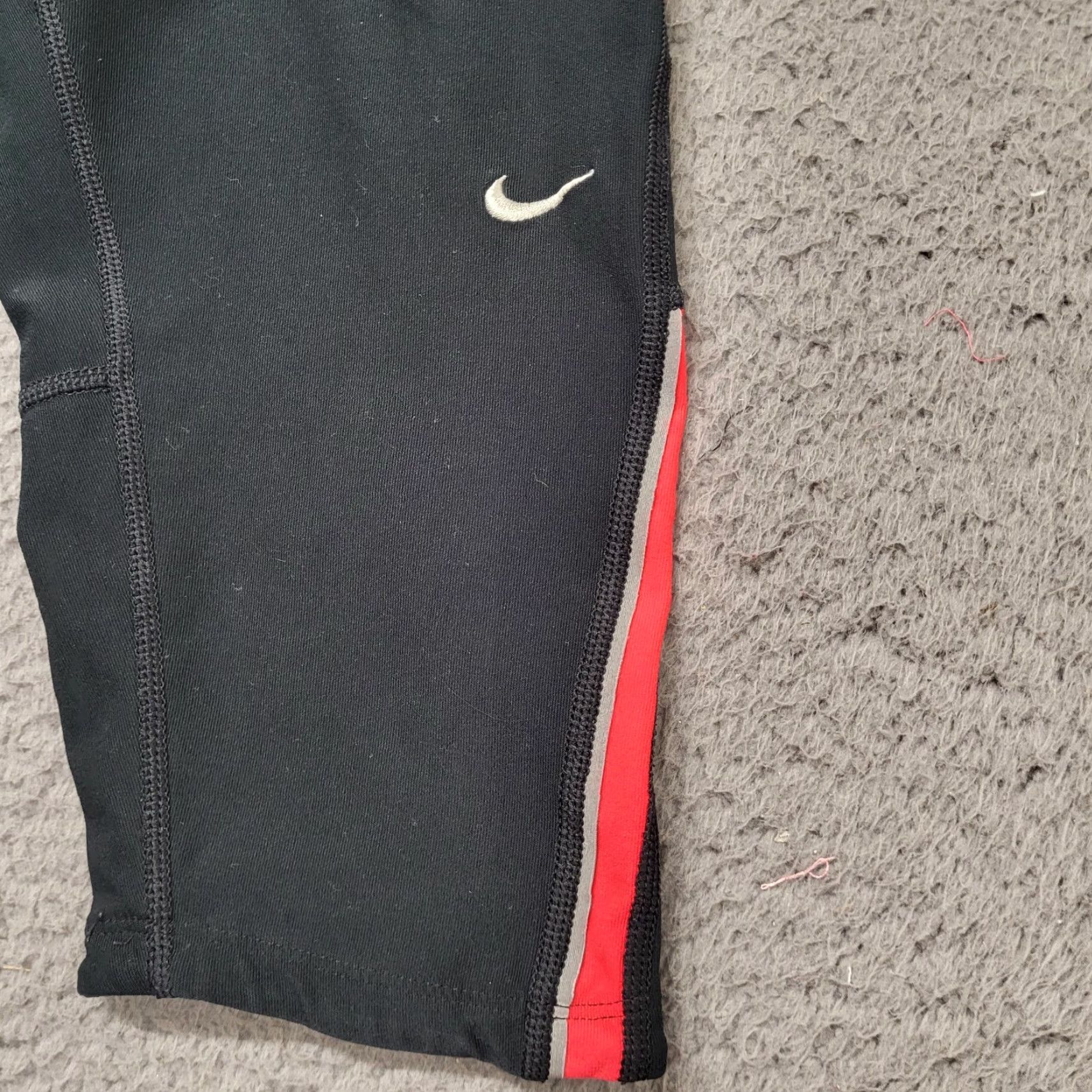 Nike Nike Capri Leggings Women's Small Dri-Fit Black Red Drawstring Zip Pocket Activewear Nike Dri-FIT Capris Womens Size 28" / US 6 / IT 42 - 4 Thumbnail