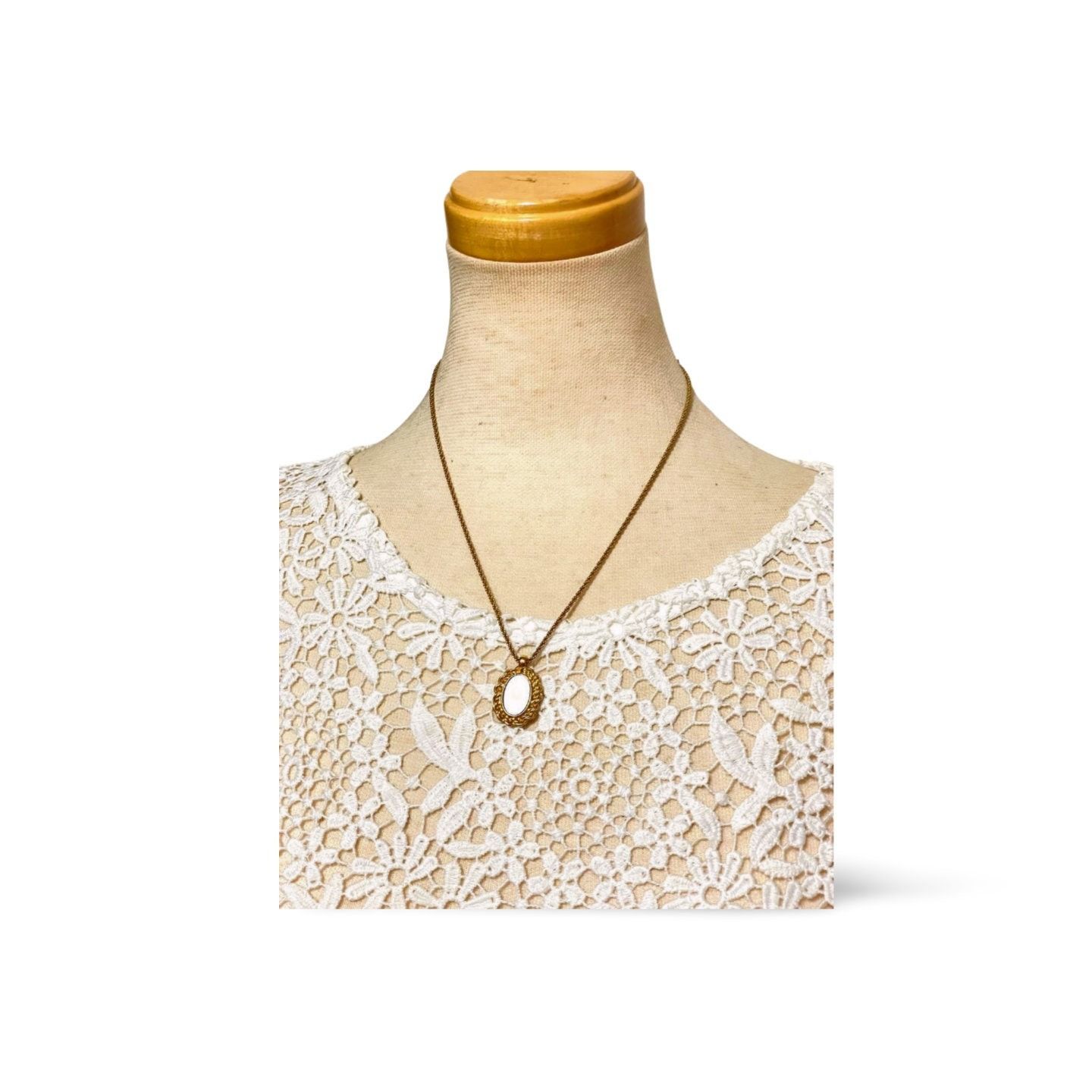 Dior Vintage Christian Dior oval shape pendant top necklace Size ONE SIZE - 4 Thumbnail