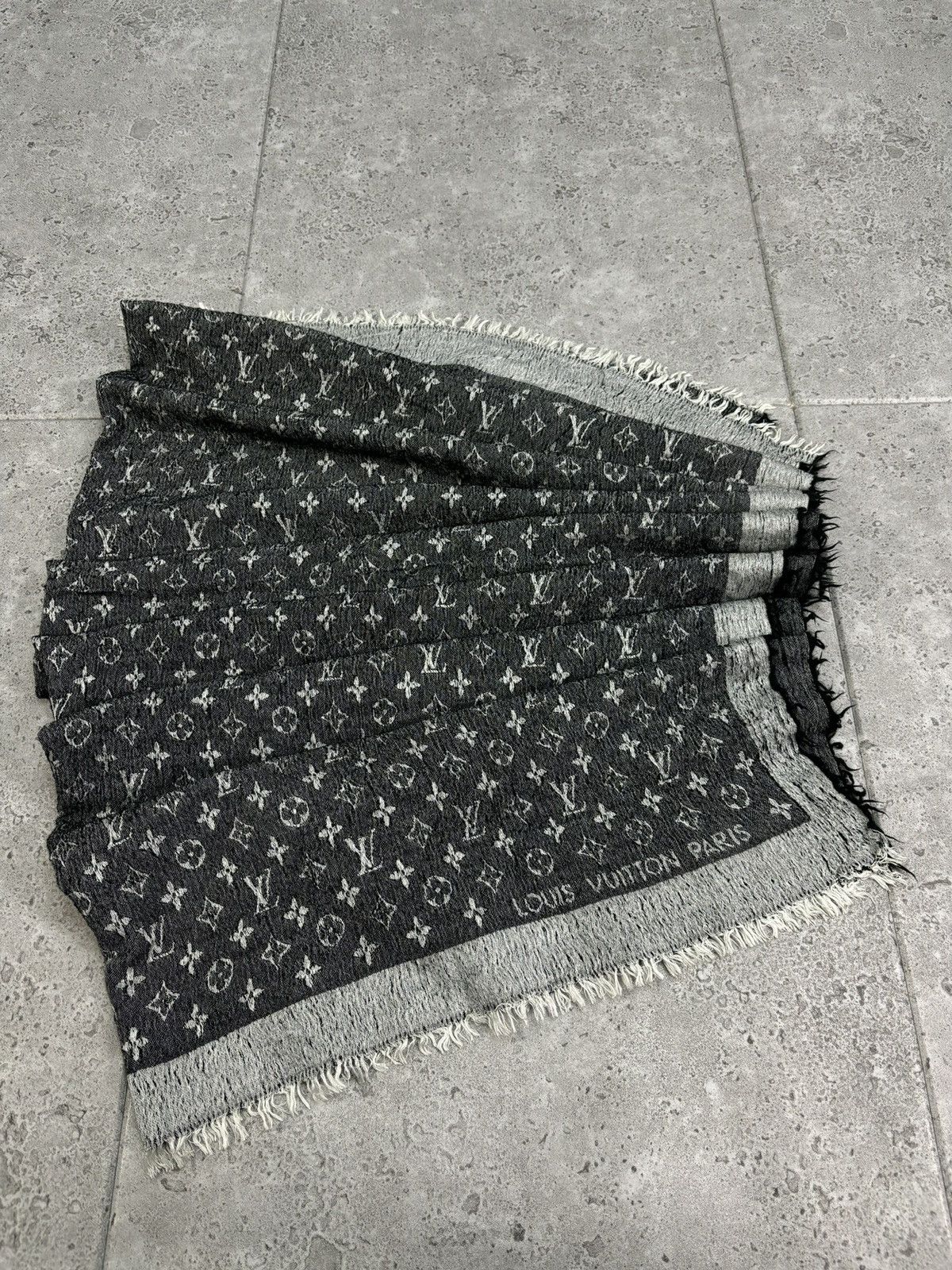 Louis Vuitton Luxury Louis Vuitton Monogram RARE Scarf Grey 00s Old Money Size ONE SIZE - 1 Thumbnail