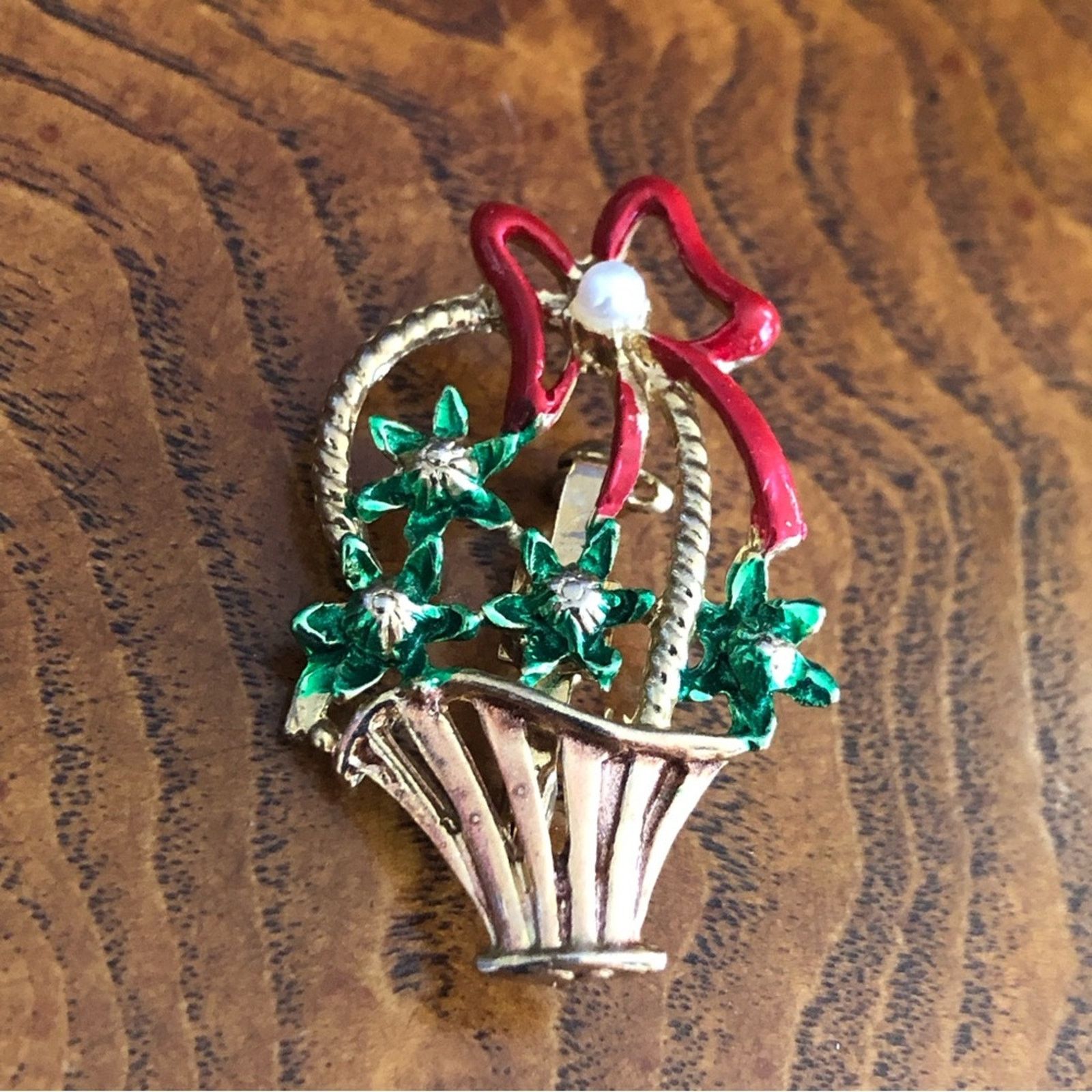 Vintage Vintage Christmas floral basket enamel brooch Size ONE SIZE - 1 Thumbnail