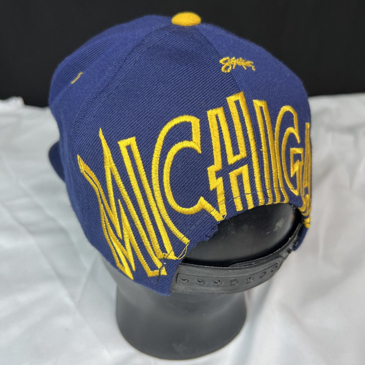 Signatures VINTAGE Signatures University of Michigan BIG LOGO Snapback Size ONE SIZE - 5 Thumbnail