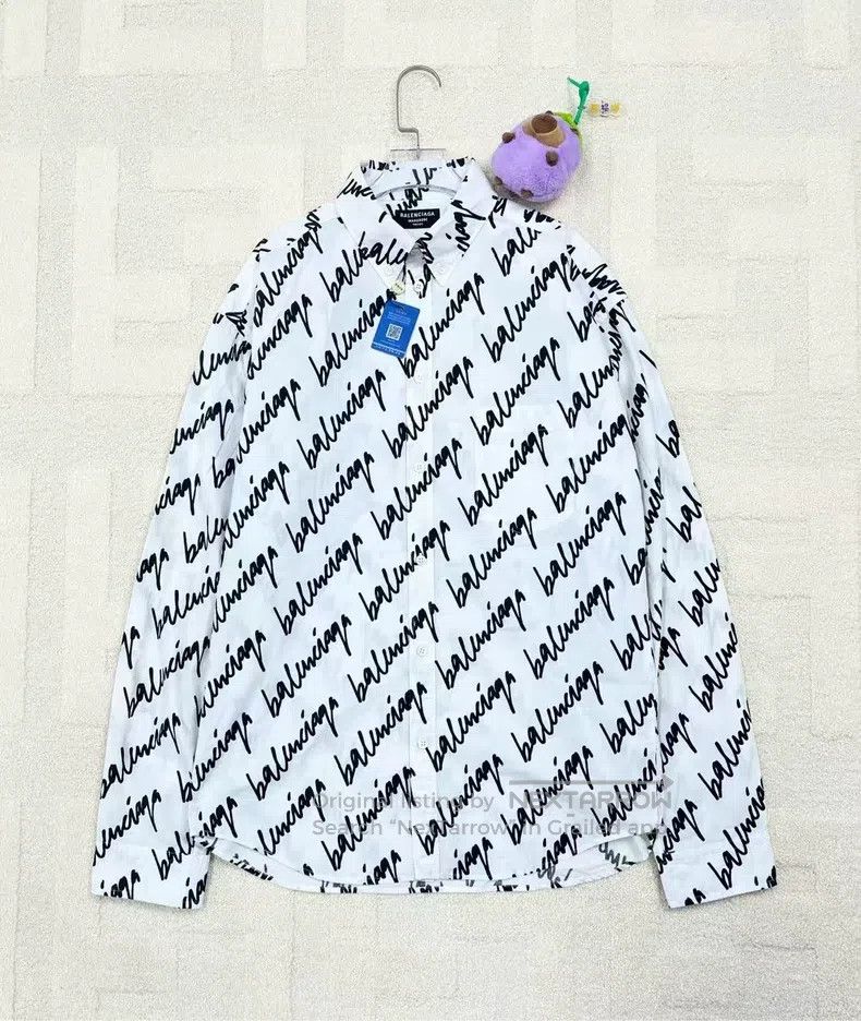 Balenciaga Balenciaga size 37 White cursive full print letter logo sh Size US S / EU 44-46 / 1 - 1 Thumbnail