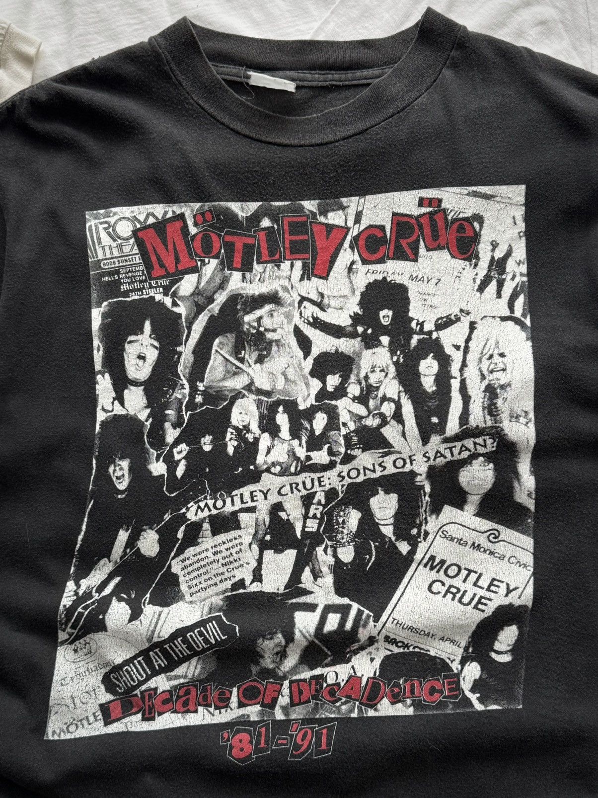 Band Tees 90s Vintage Motley Crue 'Decade of Decadence' Faded Band Tee Size US M / EU 48-50 / 2 - 2 Thumbnail