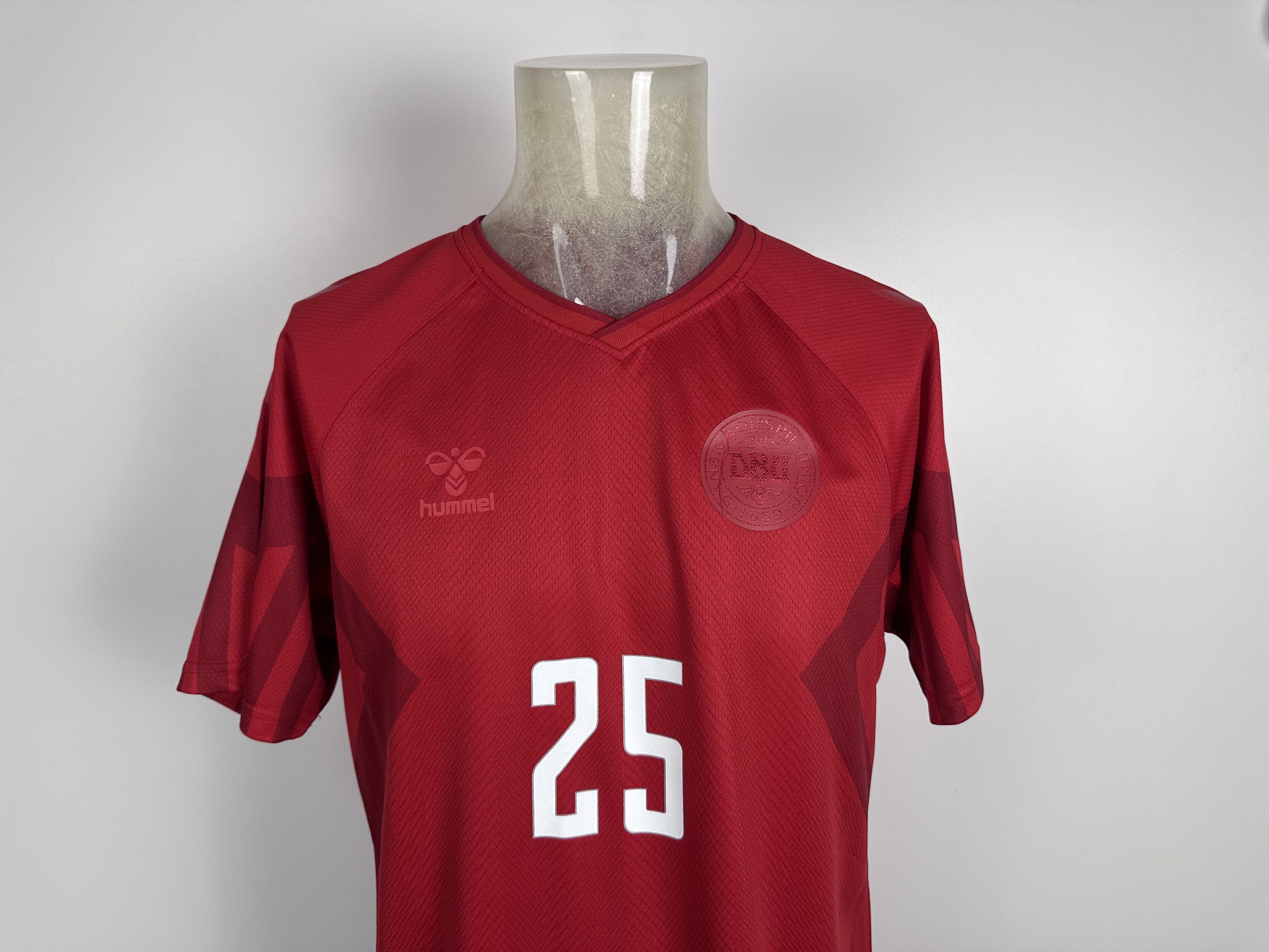 Hummel DENMARK 2022 2023 FOOTBALL SHIRT SOCCER JERSEY #25 LINDSTROM Size US XL / EU 56 / 4 - 7 Thumbnail