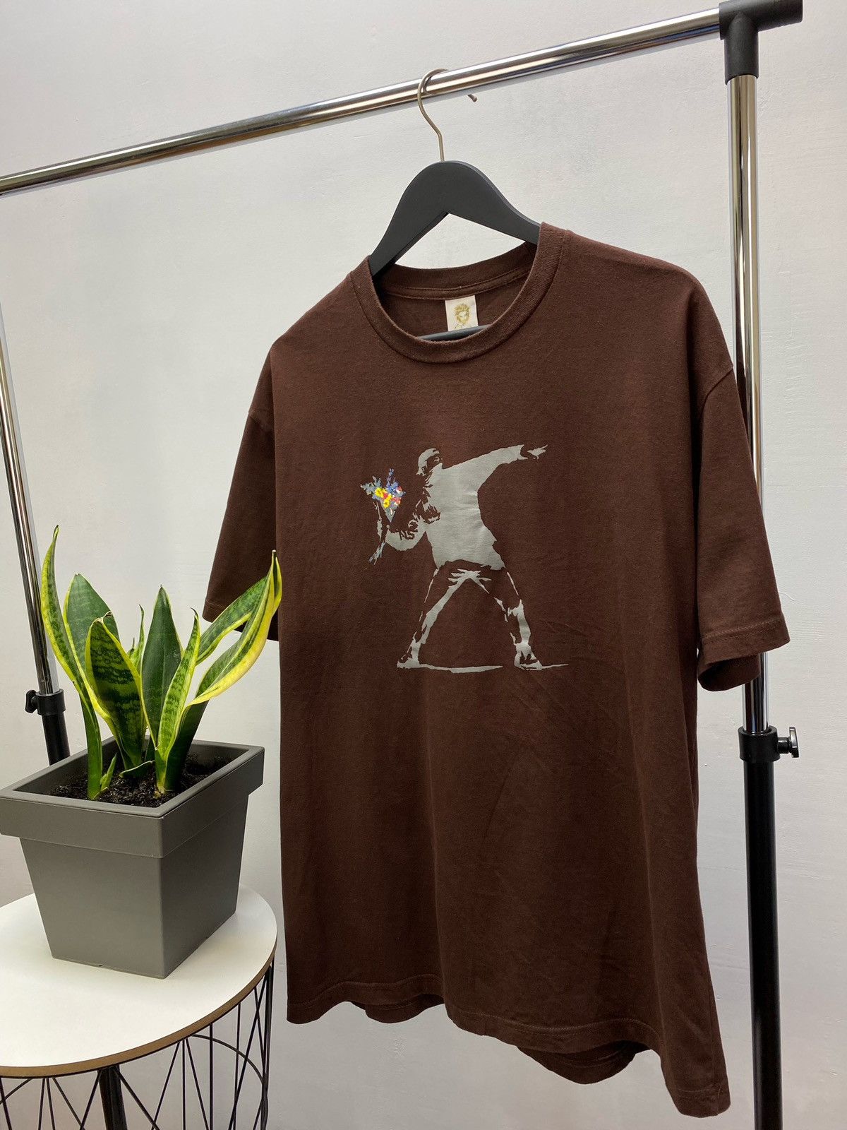 Arts & Science × Vintage Vintage Y2k 00s Banksy Street Art Flower Boy Tee Size US XL / EU 56 / 4 - 2 Thumbnail