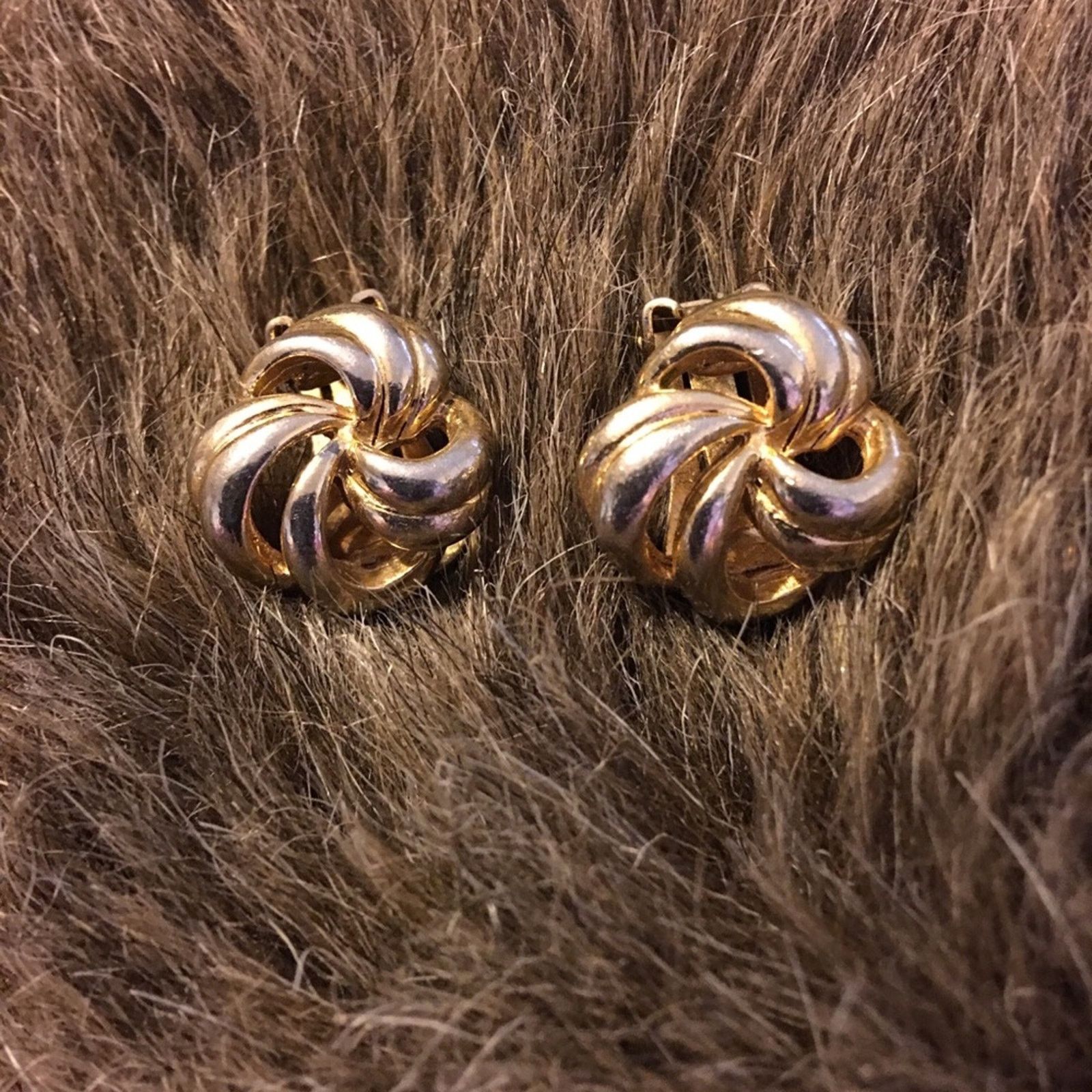 Vintage Vintage 70s gold tone bow clip on earrings Size ONE SIZE - 1 Thumbnail