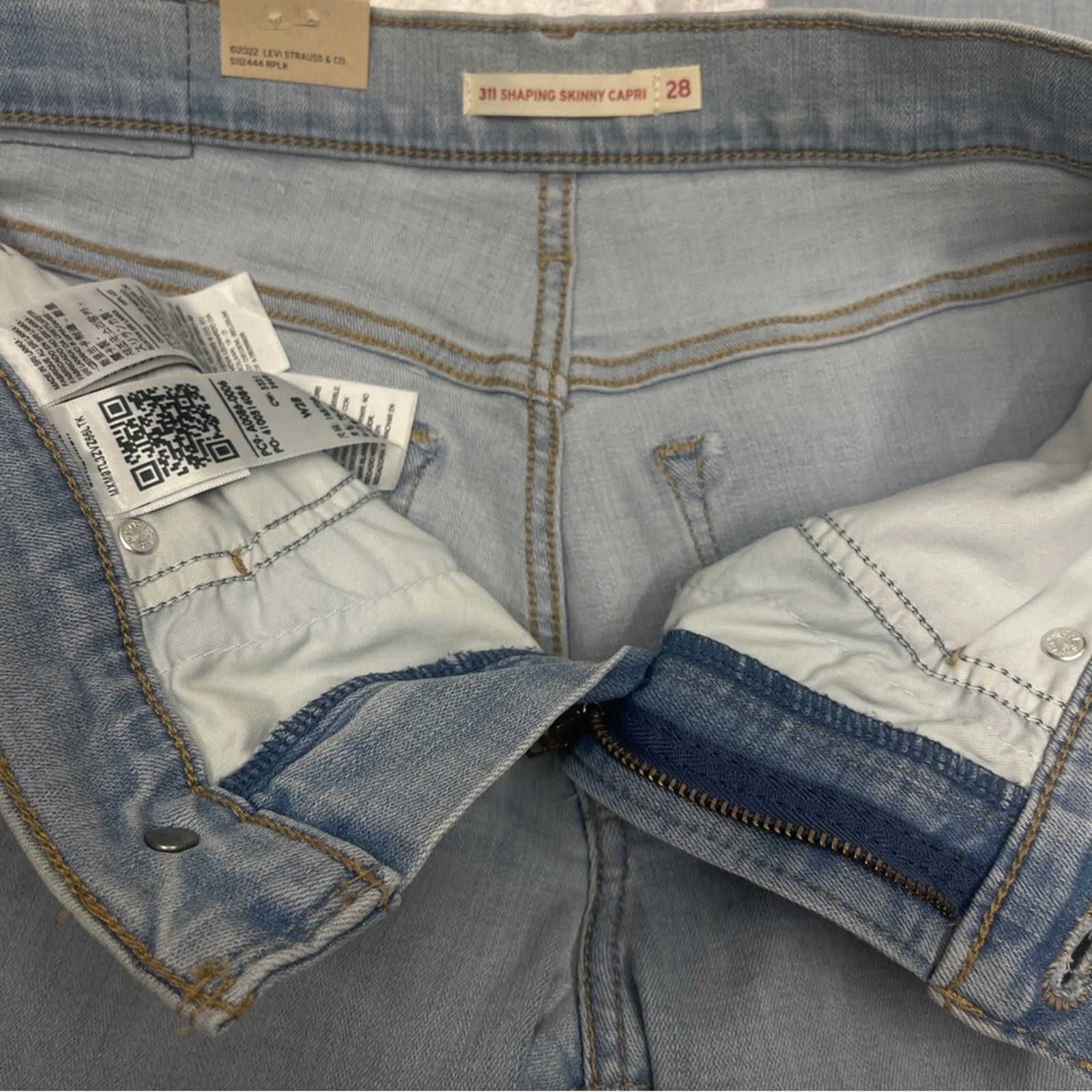 Levi's Levi's Capri size 28 Women's Denim Jeans NWT Size 28" / US 6 / IT 42 - 6 Thumbnail