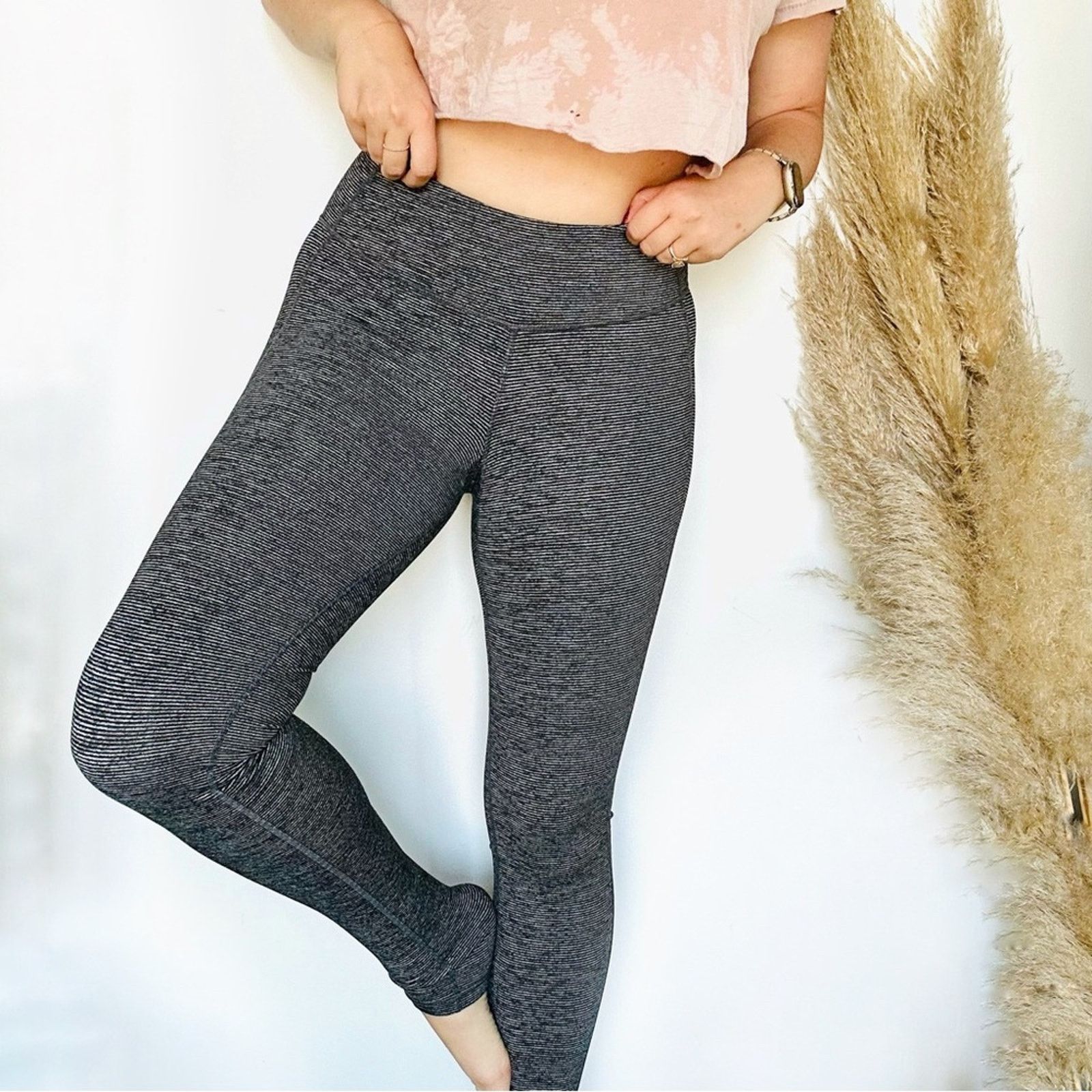 Old Navy 2 OLD NAVY Grey Black Stripe Geometric High Rise Leggings Size 27" / US 4 / IT 40 - 2 Thumbnail
