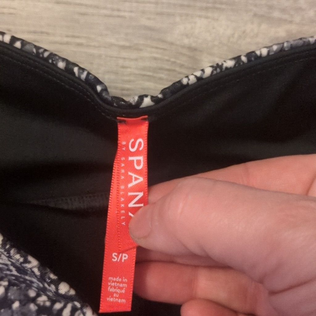 Spanx Spanx Grey Snake Faux Leather Snake Shine Leggings Sz. Small Size 24" / US 00 / IT 34 - 5 Thumbnail