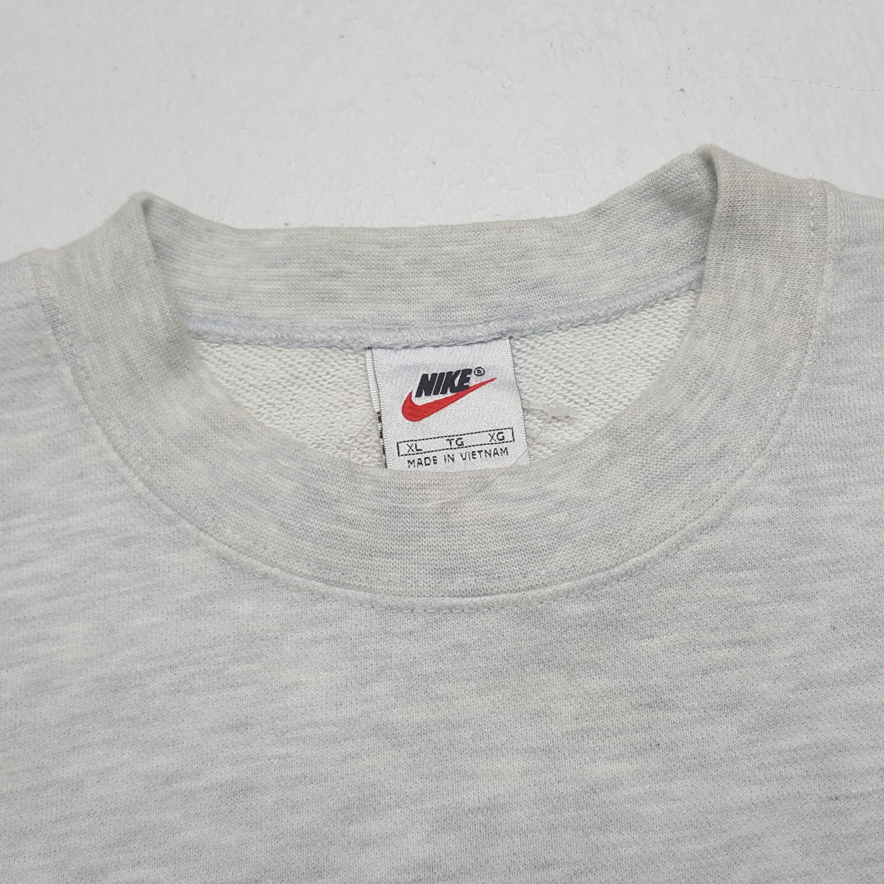 Nike Vintage Nike Small Embroidery Logo Sweatshirt Size US L / EU 52-54 / 3 - 4 Thumbnail