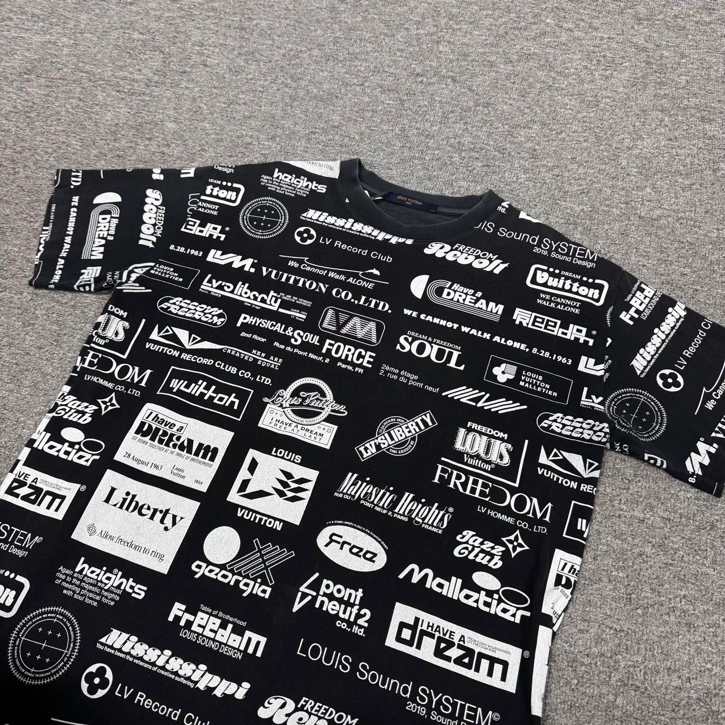 Louis Vuitton LV Billboard All Over Print Classic S T-shirt 99New Size US S / EU 44-46 / 1 - 3 Thumbnail