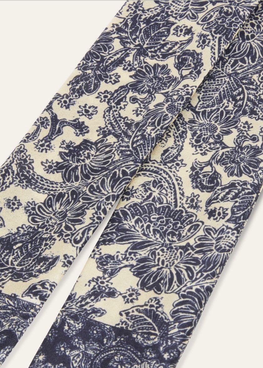 Loro Piana o1srvl11e0325 FAN9388 Size: OS / Scarf in Ivory & Navy Blue Size ONE SIZE - 1 Preview