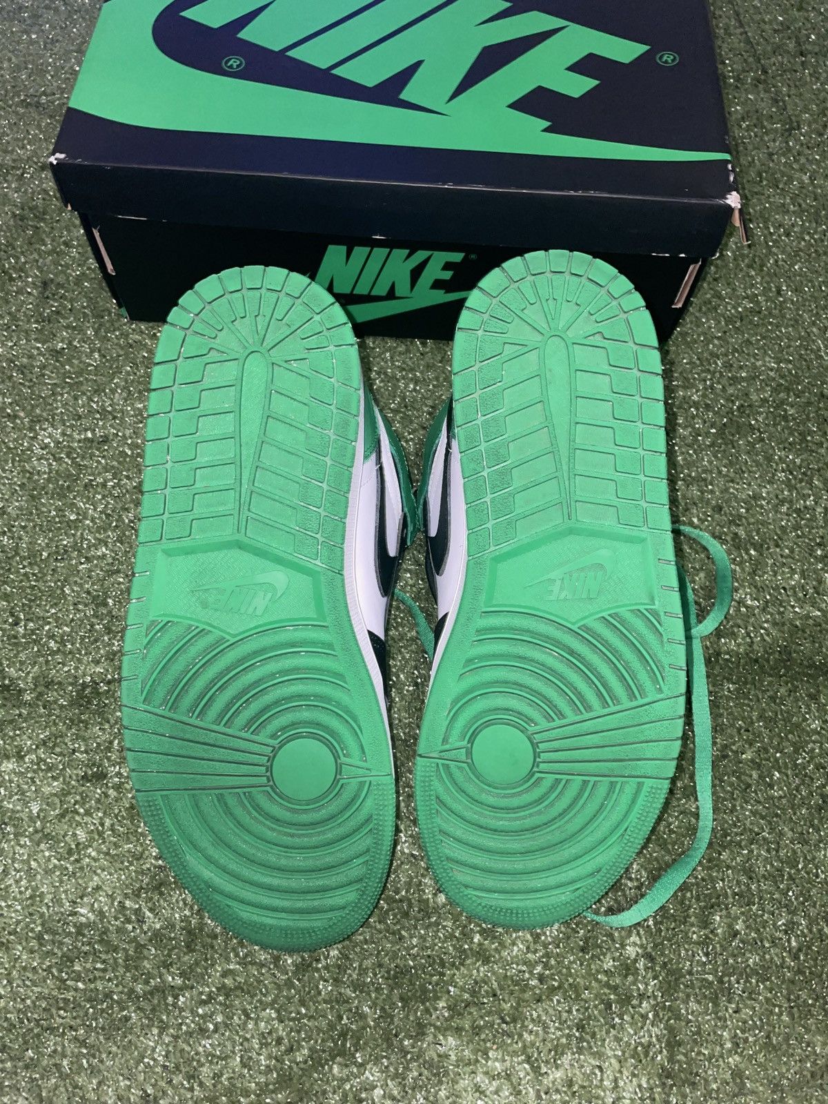Nike Jordan 1 Retro High OG Lucky Green Size 9.5 Size US 9.5 / EU 42-43 - 2 Thumbnail
