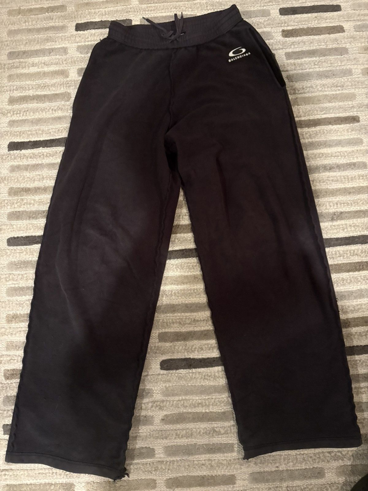 Balenciaga Balenciaga FW24 inside out sweatpants Size US 30 / EU 46 - 1 Thumbnail