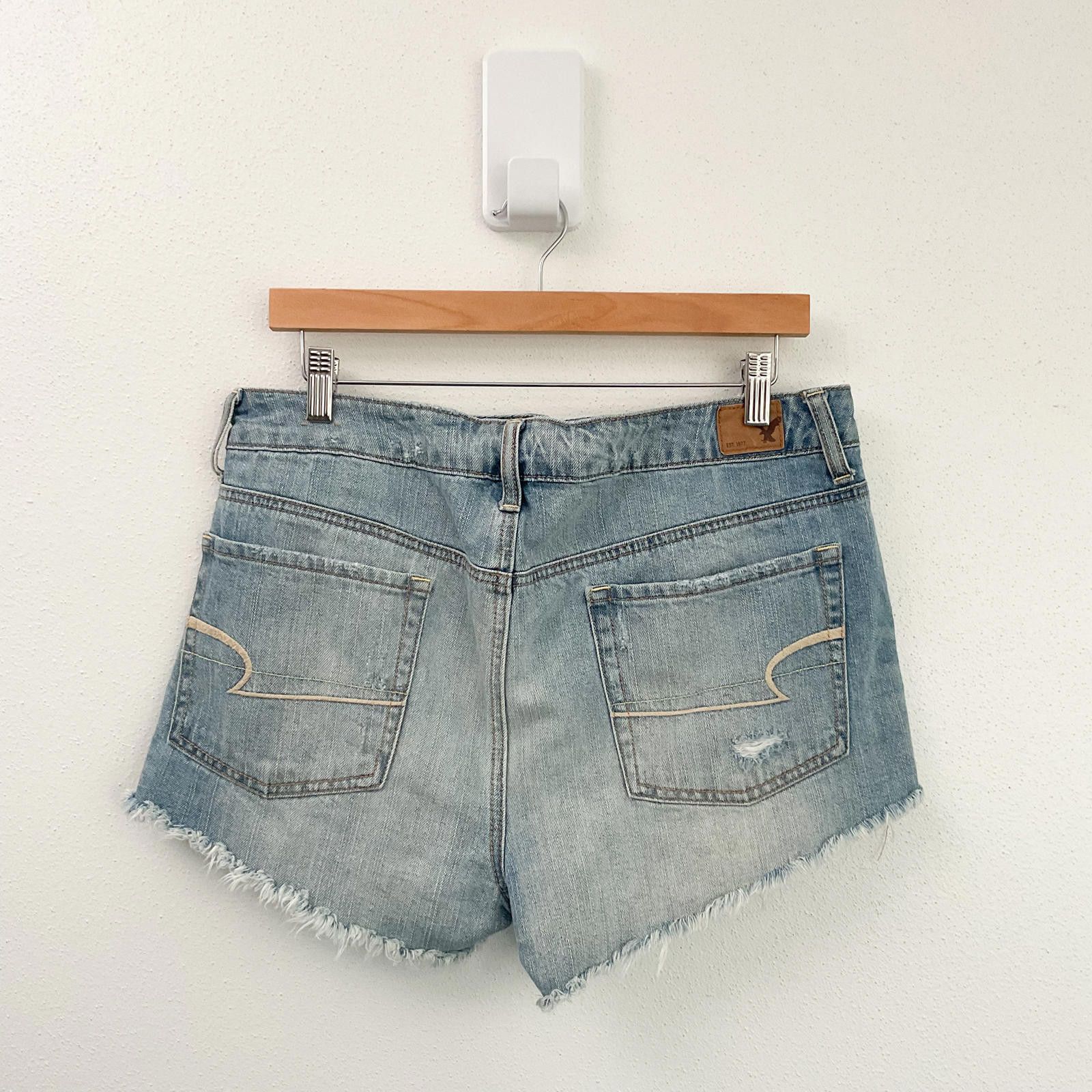 American Eagle Outfitters American Eagle hi rise festival distressed denim shorts 12 Size 34" / US 12 / IT 48 - 2 Thumbnail