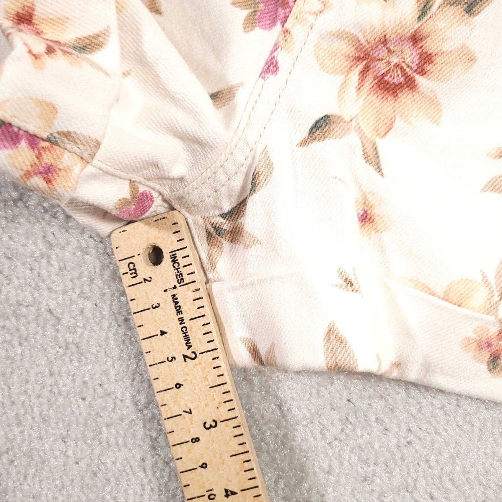 American Eagle Outfitters American Eagle Outfitters White Denim High Waisted Floral Mom Short Women's 6 Size 28" / US 6 / IT 42 - 7 Thumbnail