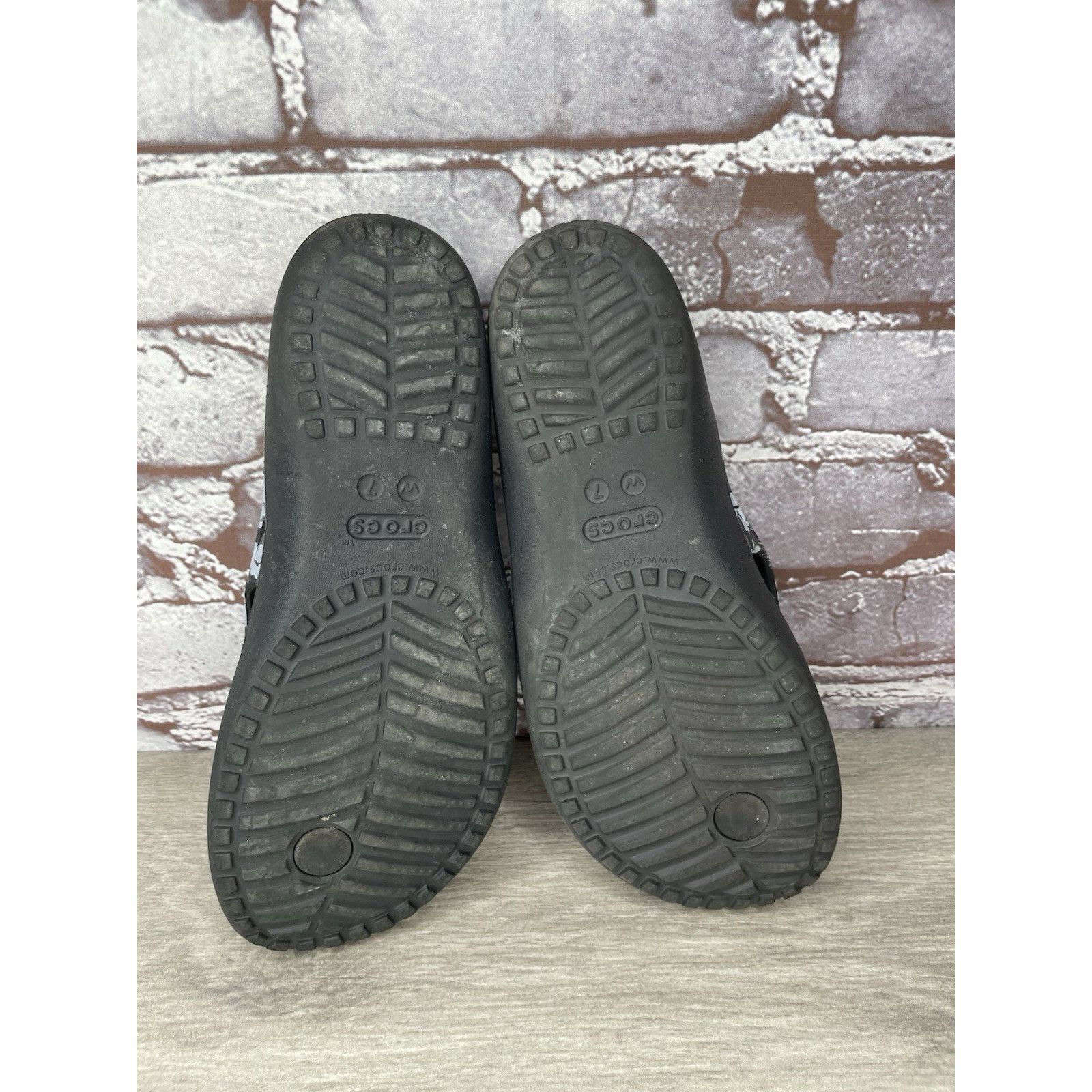 Crocs Crocs Kaydee II Gray Floral Seasonal Thong FlipFlops Sandals Size US 7 / IT 37 - 7 Thumbnail