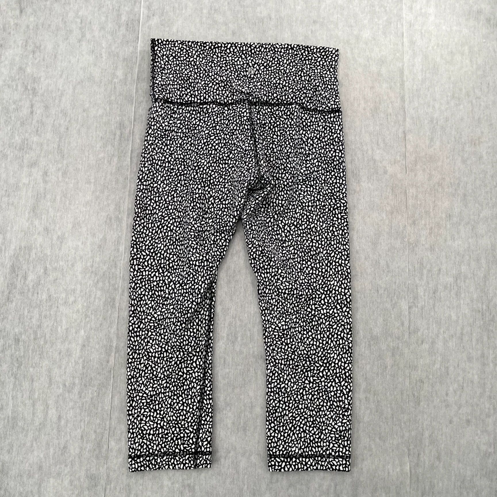 Lululemon Lululemon Pants Womens 10 Black White Crop Leggings Yoga Gym Logo Ladies Size 32" / US 10 / IT 46 - 2 Thumbnail