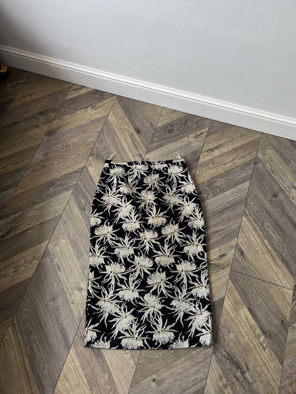 Designer × Rochas × Vintage Vintage Rochas Floral Embroidered Pencil Skirt – Black &Gold Size 28" / US 6 / IT 42 - 2 Thumbnail