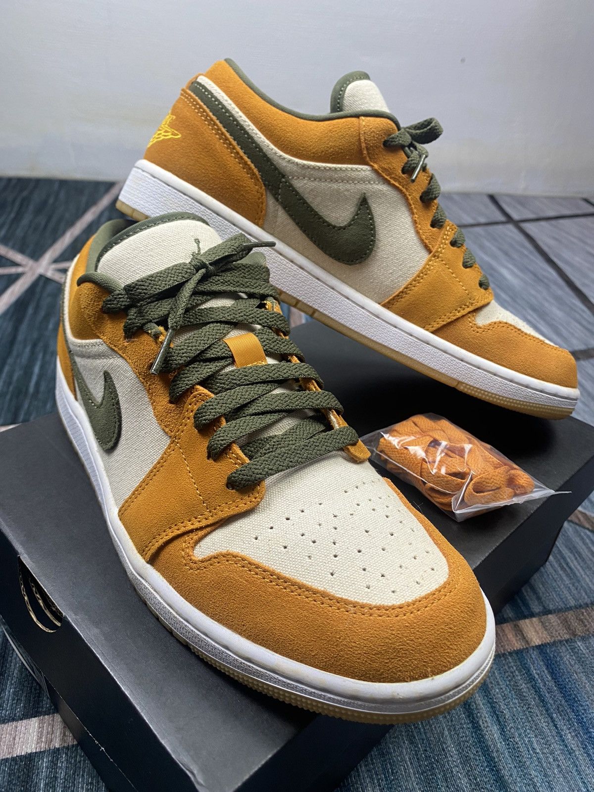 Jordan Brand × Nike AIR JORDAN 1 LOW SE Size US 8.5 / EU 41-42 - 1 Thumbnail