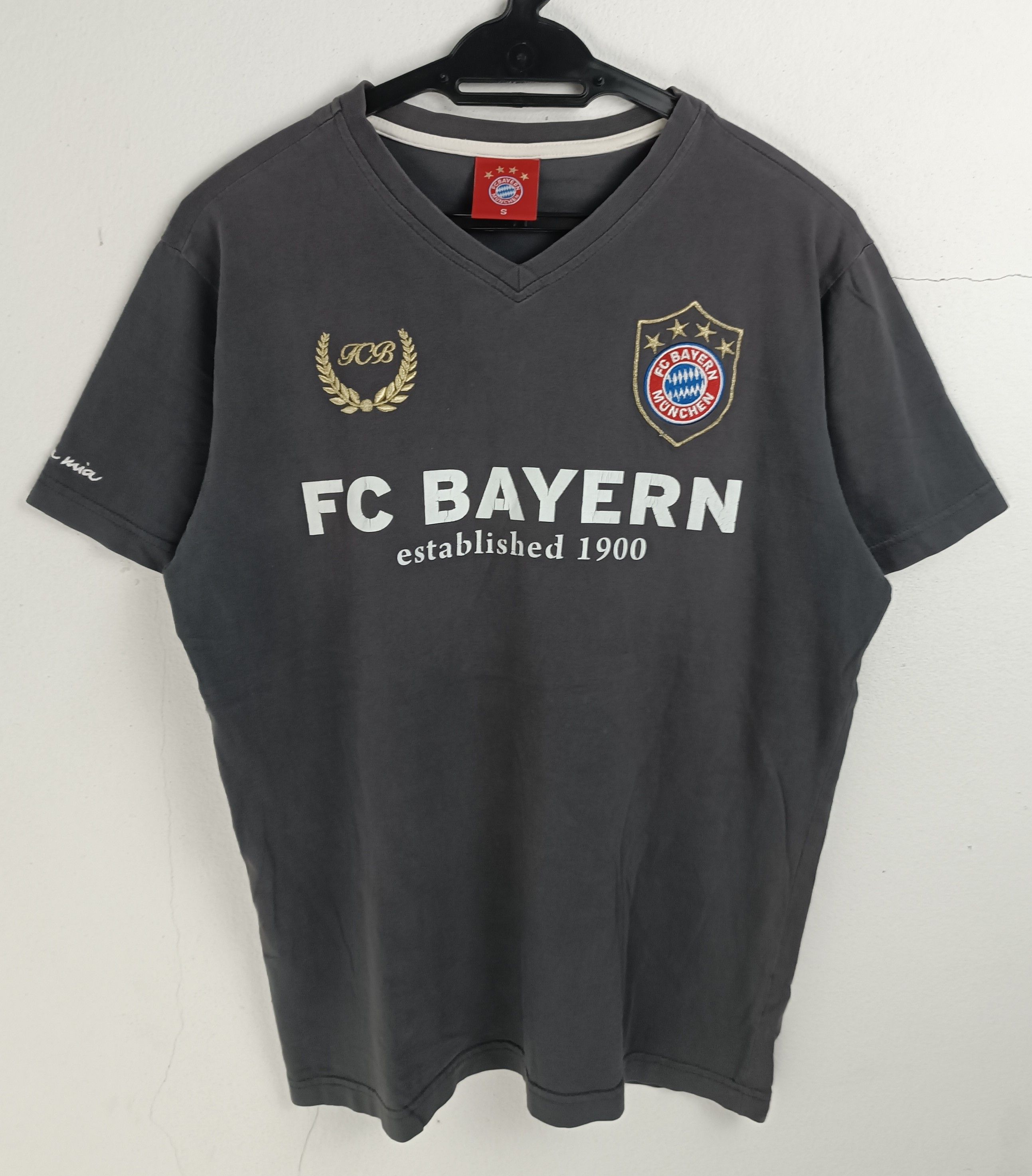 Vintage VINTAGE BAYERN MUNICH FCB FIFA SOCCER EPL VERY RARE Size US S / EU 44-46 / 1 - 3 Thumbnail