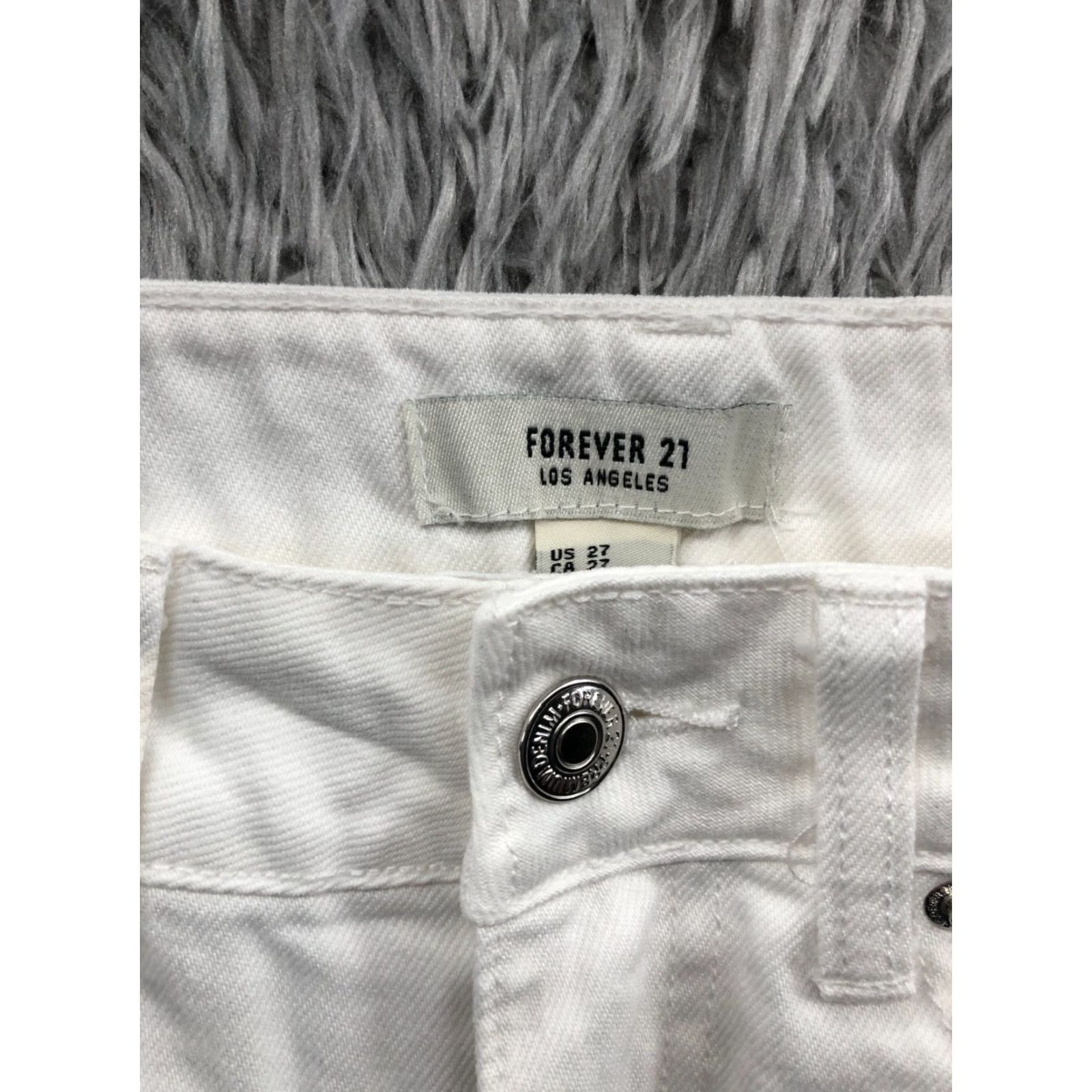 Forever 21 FOREVER 21 White Denim Jean Short Women 27 Mid Rise Light Wash 5-Pocket Casual Flat Front Size 27" / US 4 / IT 40 - 6 Thumbnail