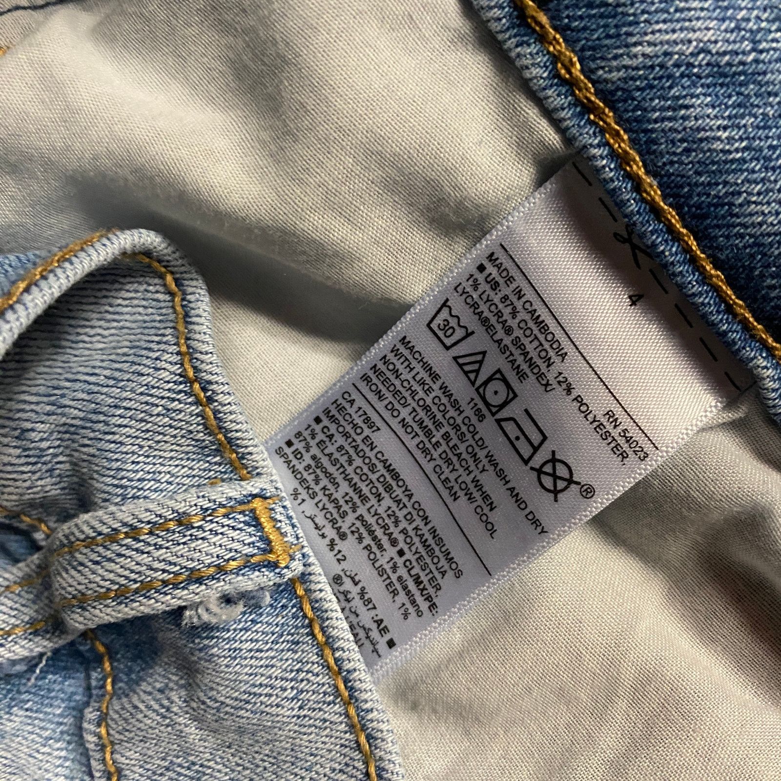 Old Navy Old Navy Light Wash Blue Denim Cuffed Jeans Shorts Size 4 Size 27" / US 4 / IT 40 - 5 Thumbnail