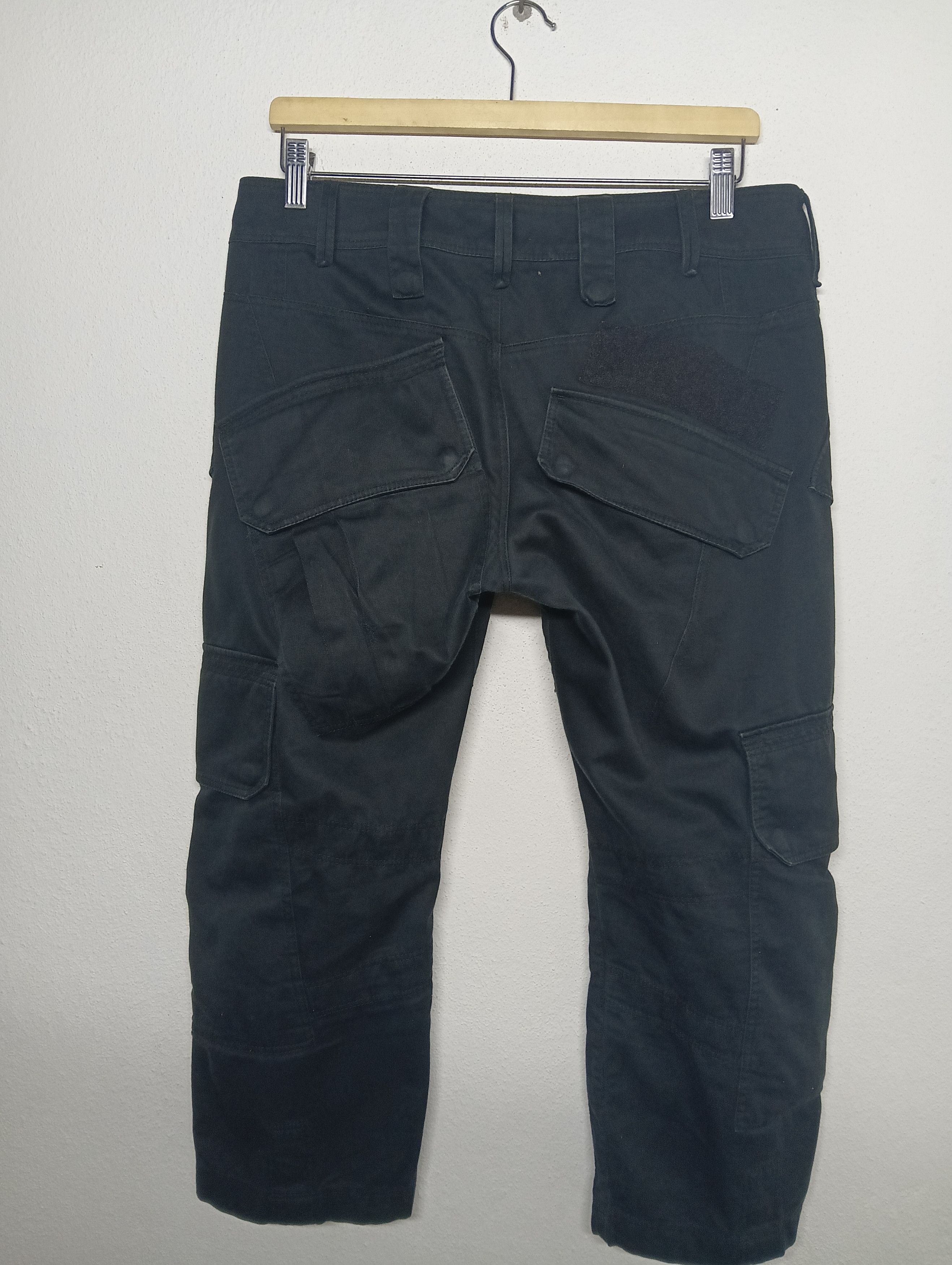 Black Barrett × Neil Barrett black barrett by neil barrett tactical cargo 3/4 pants Size US 32 / EU 48 - 2 Thumbnail