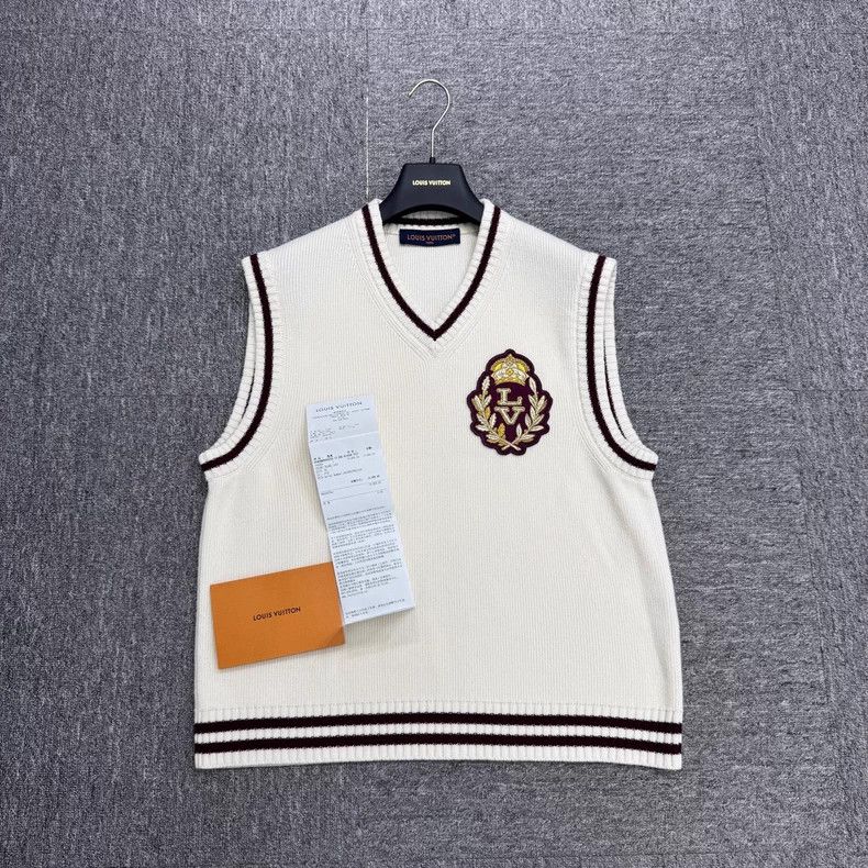 Louis Vuitton Louis Vuitton Embroidered badge wool vest Size US S / EU 44-46 / 1 - 1 Thumbnail