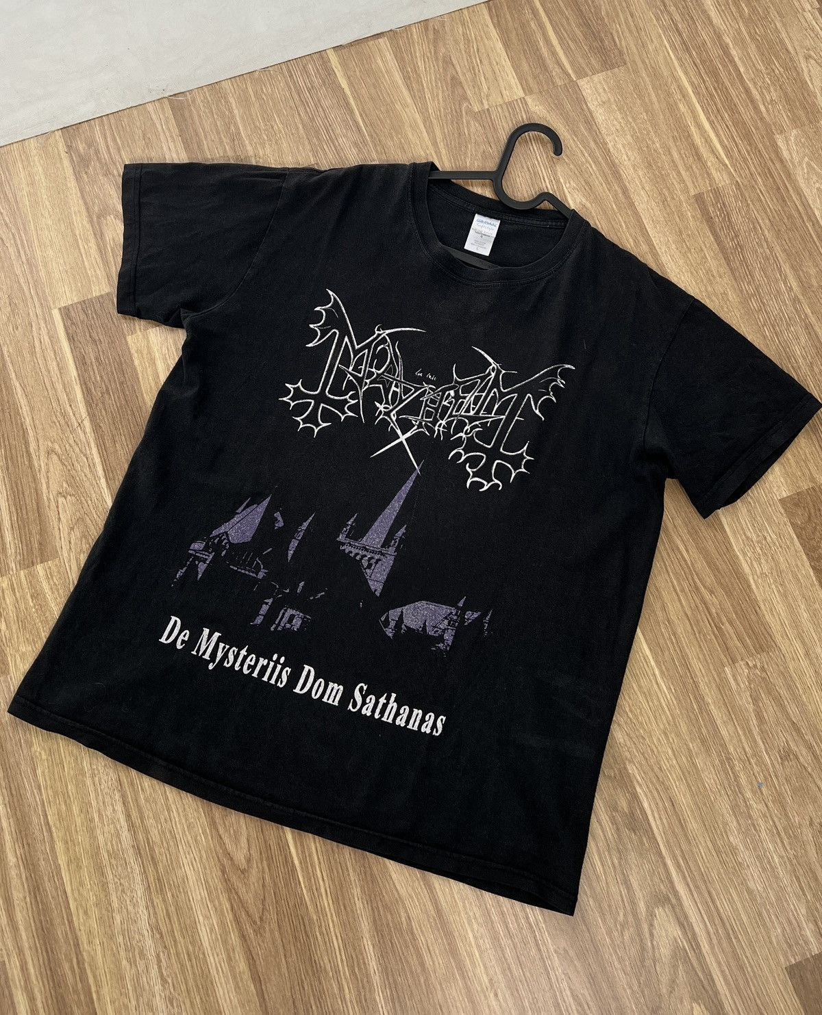 Gildan Vintage Mayhem De Mysteriis Dom Sathanas 2007 Tee size M-L Size US L / EU 52-54 / 3 - 3 Thumbnail