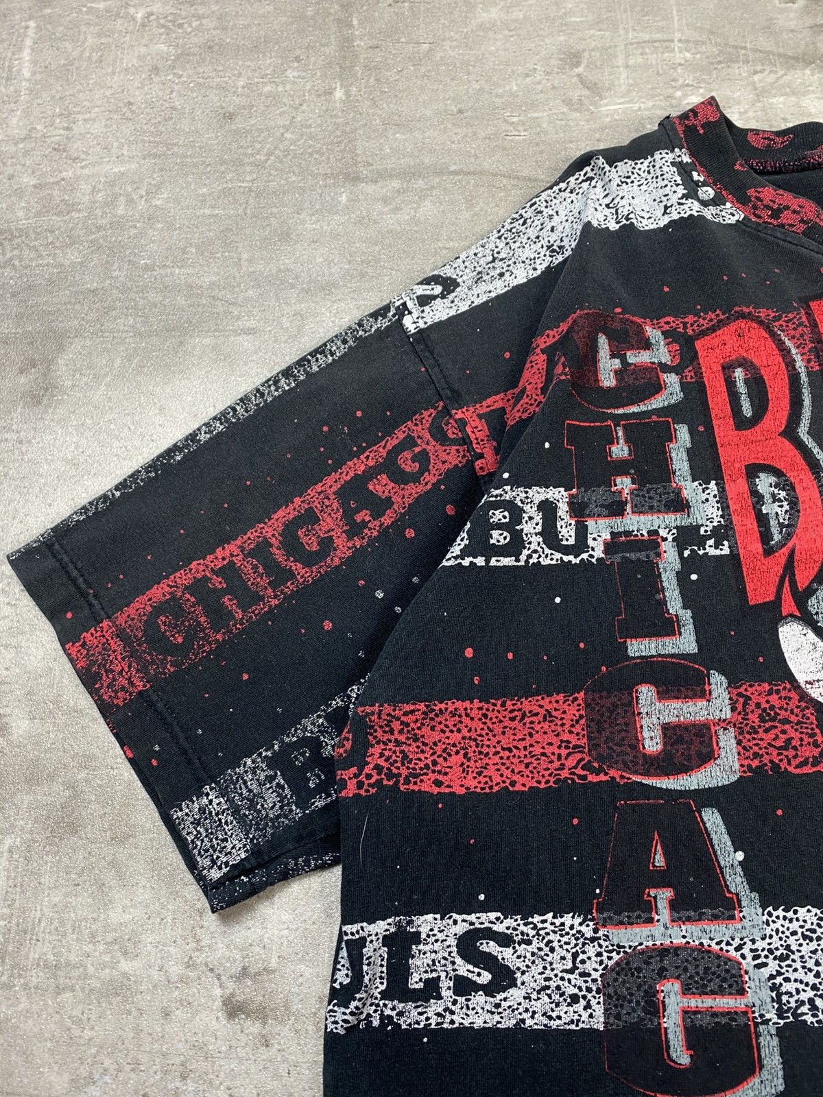 Vintage Vintage Chicago Bulls NBA Washed Fullprint T-shirt Size US L / EU 52-54 / 3 - 13 Thumbnail