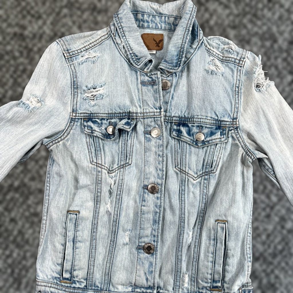American Eagle Outfitters VINTAGE American Eagle Womens S Light Wash Distressed Denim Jean Jacket Trucker Grunge Size 28" / US 6 / IT 42 - 1 Thumbnail