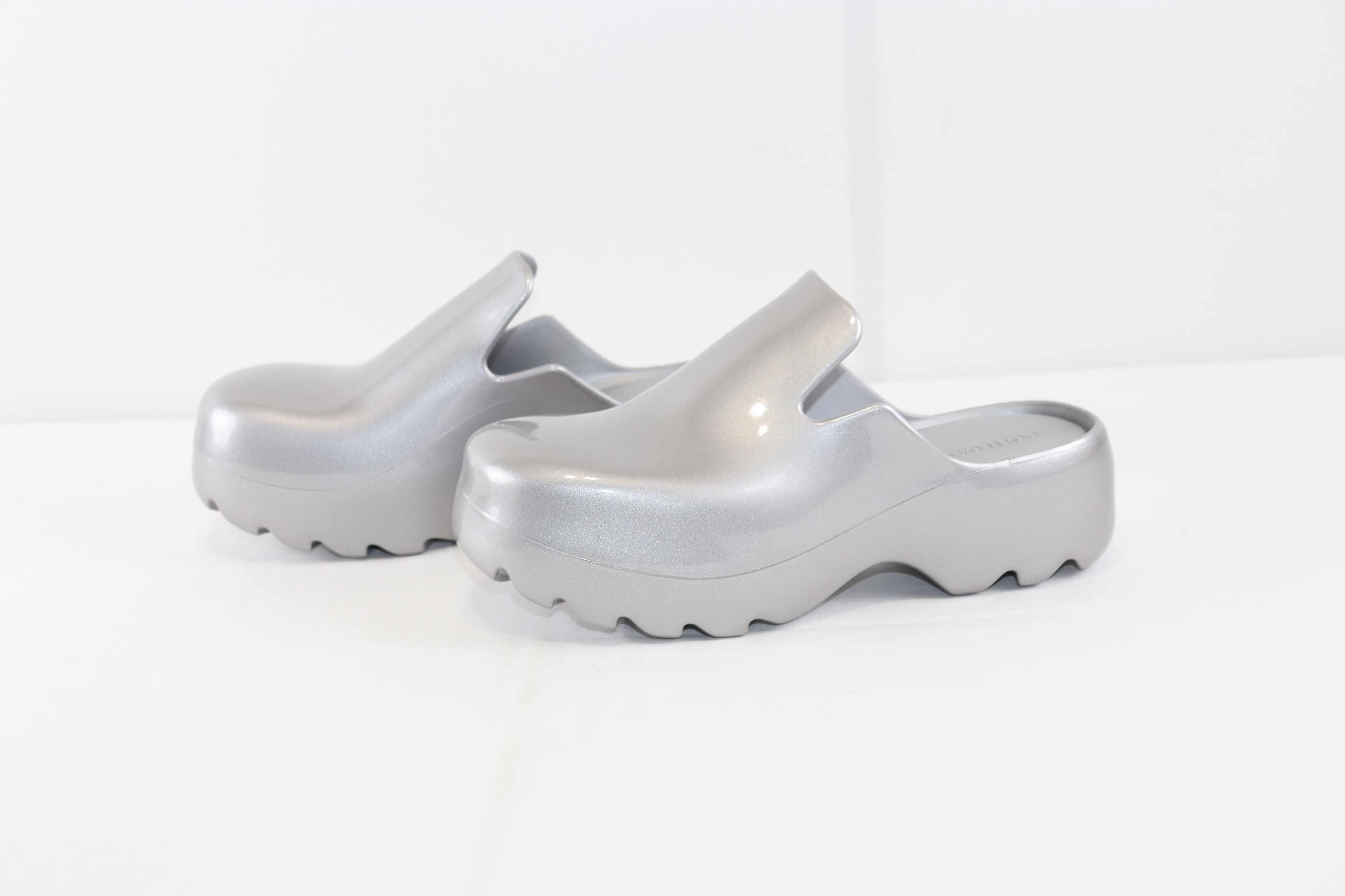 Bottega Veneta o1rshd1 / Flash Rubber Slipper / Slip On in Silver Size US 9 / EU 42 - 5 Thumbnail